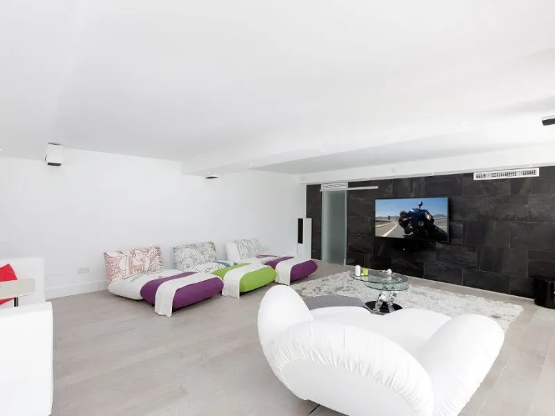 House - Detached Villa в продаже в Marbella, Málaga. В доме 6 спален и 4 ванных комнат. Площадь дома 600 м². Площадь участка 1990 м²