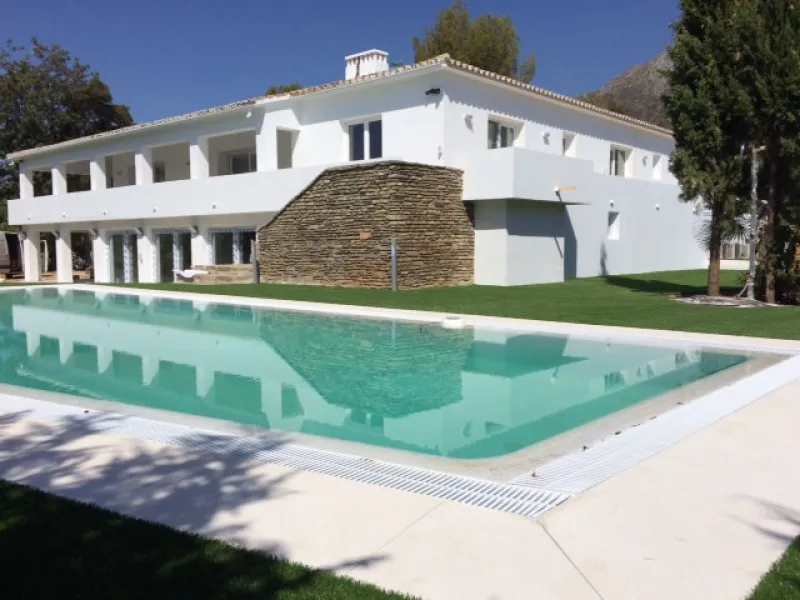 House - Detached Villa в продаже в Marbella, Málaga. В доме 6 спален и 4 ванных комнат. Площадь дома 600 м². Площадь участка 1990 м²