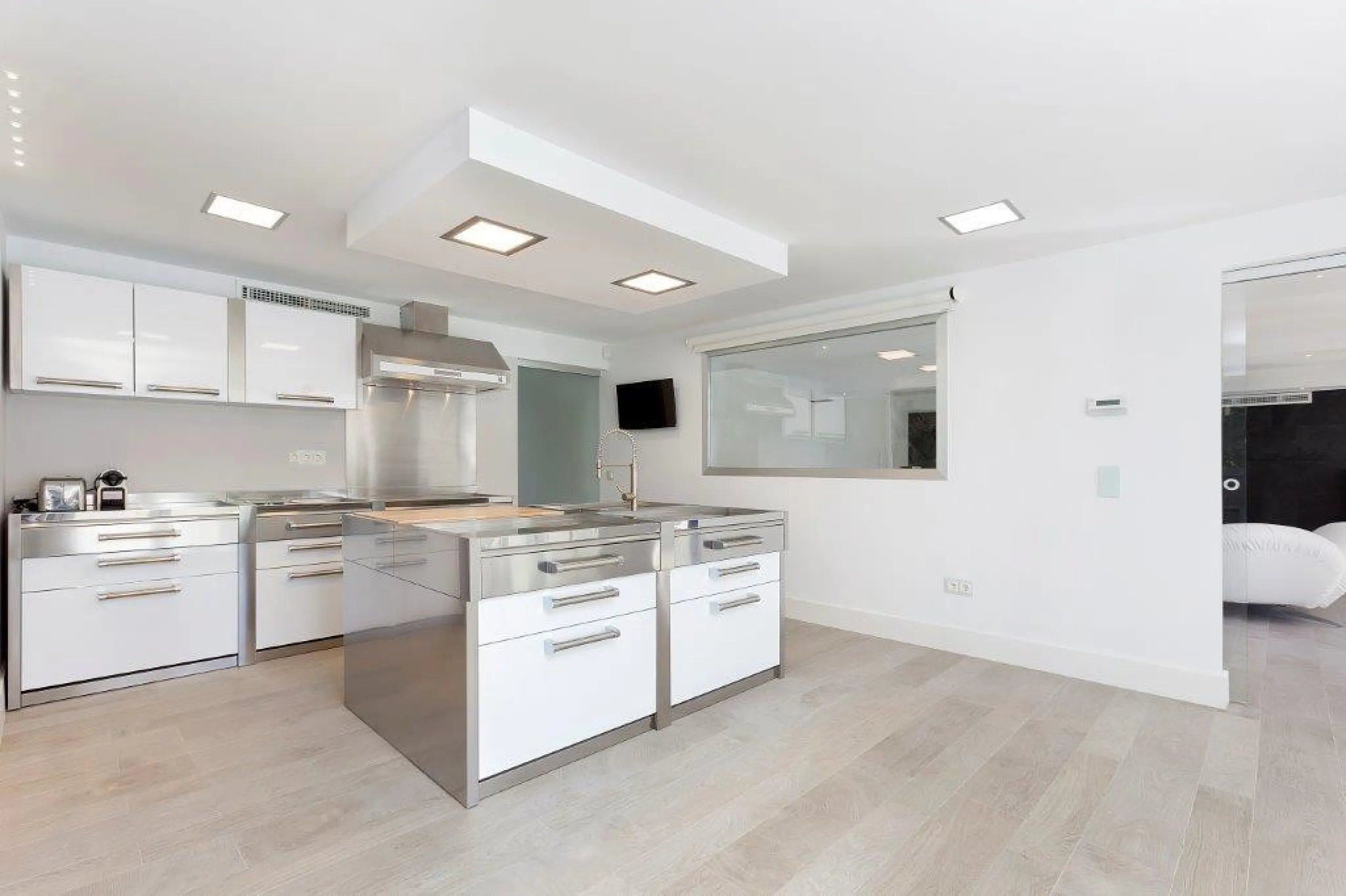 House - Detached Villa в продаже в Marbella, Málaga. В доме 6 спален и 4 ванных комнат. Площадь дома 600 м². Площадь участка 1990 м²