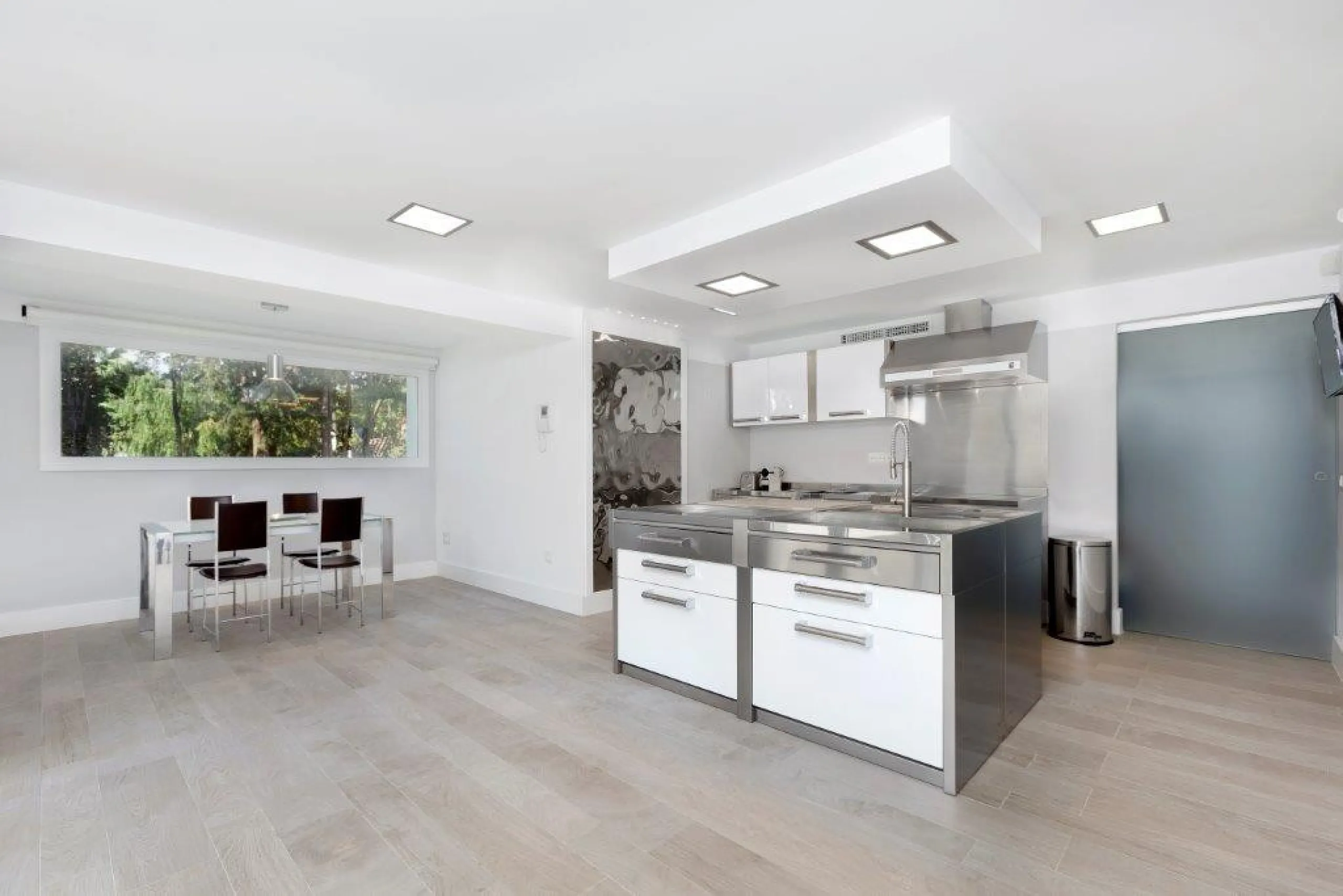 House - Detached Villa в продаже в Marbella, Málaga. В доме 6 спален и 4 ванных комнат. Площадь дома 600 м². Площадь участка 1990 м²