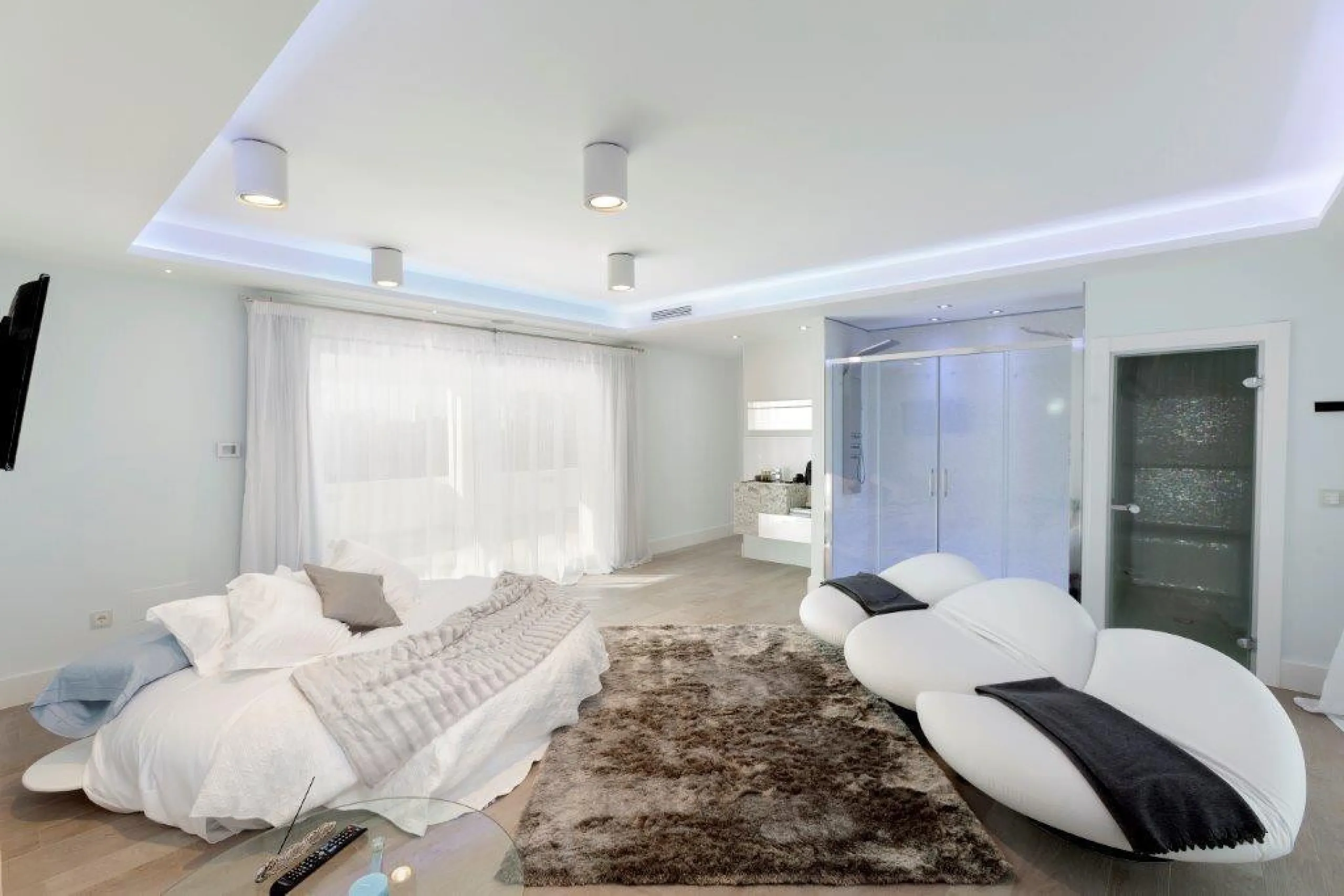 House - Detached Villa в продаже в Marbella, Málaga. В доме 6 спален и 4 ванных комнат. Площадь дома 600 м². Площадь участка 1990 м²