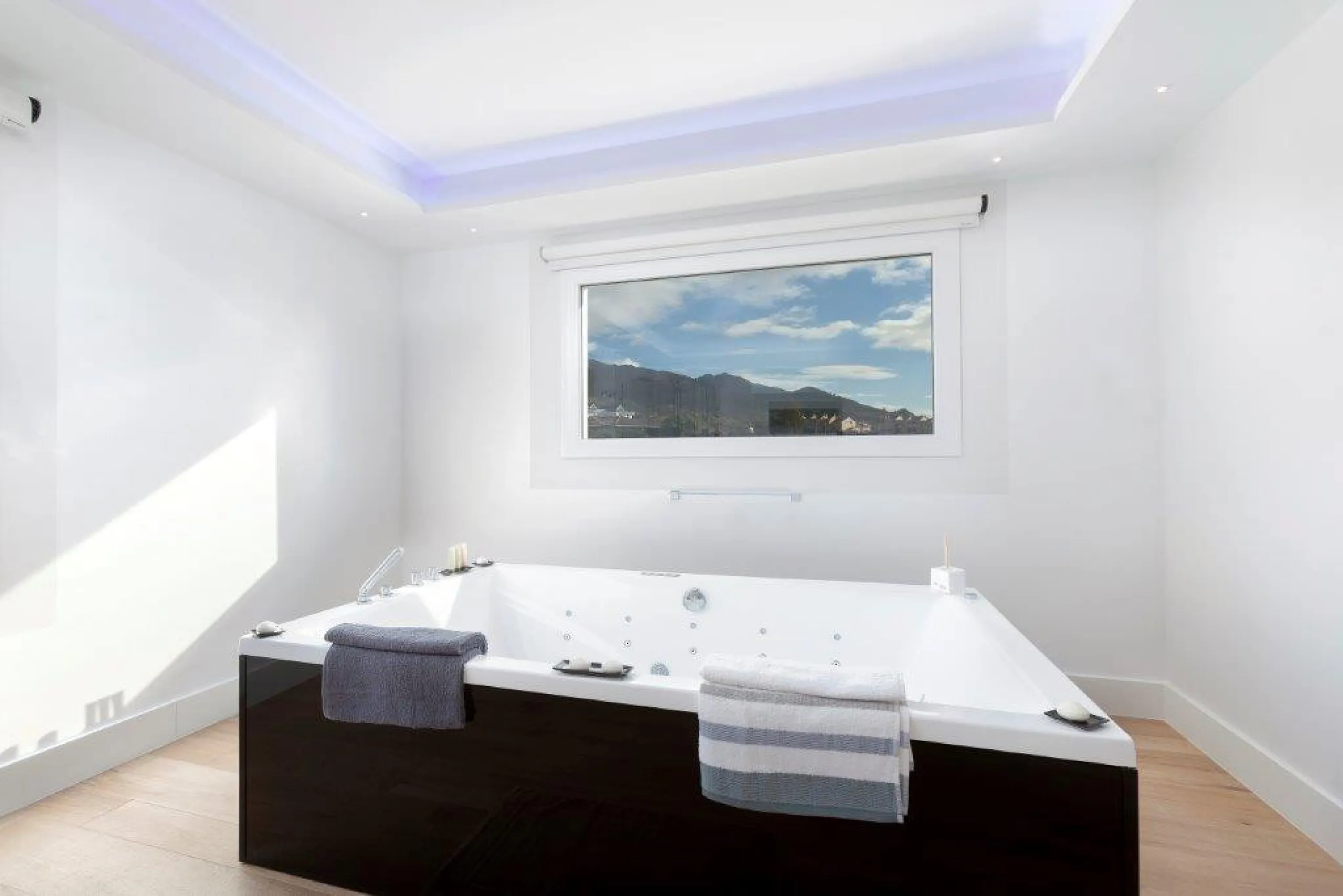 House - Detached Villa в продаже в Marbella, Málaga. В доме 6 спален и 4 ванных комнат. Площадь дома 600 м². Площадь участка 1990 м²