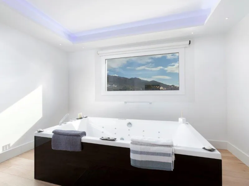 House - Detached Villa в продаже в Marbella, Málaga. В доме 6 спален и 4 ванных комнат. Площадь дома 600 м². Площадь участка 1990 м²