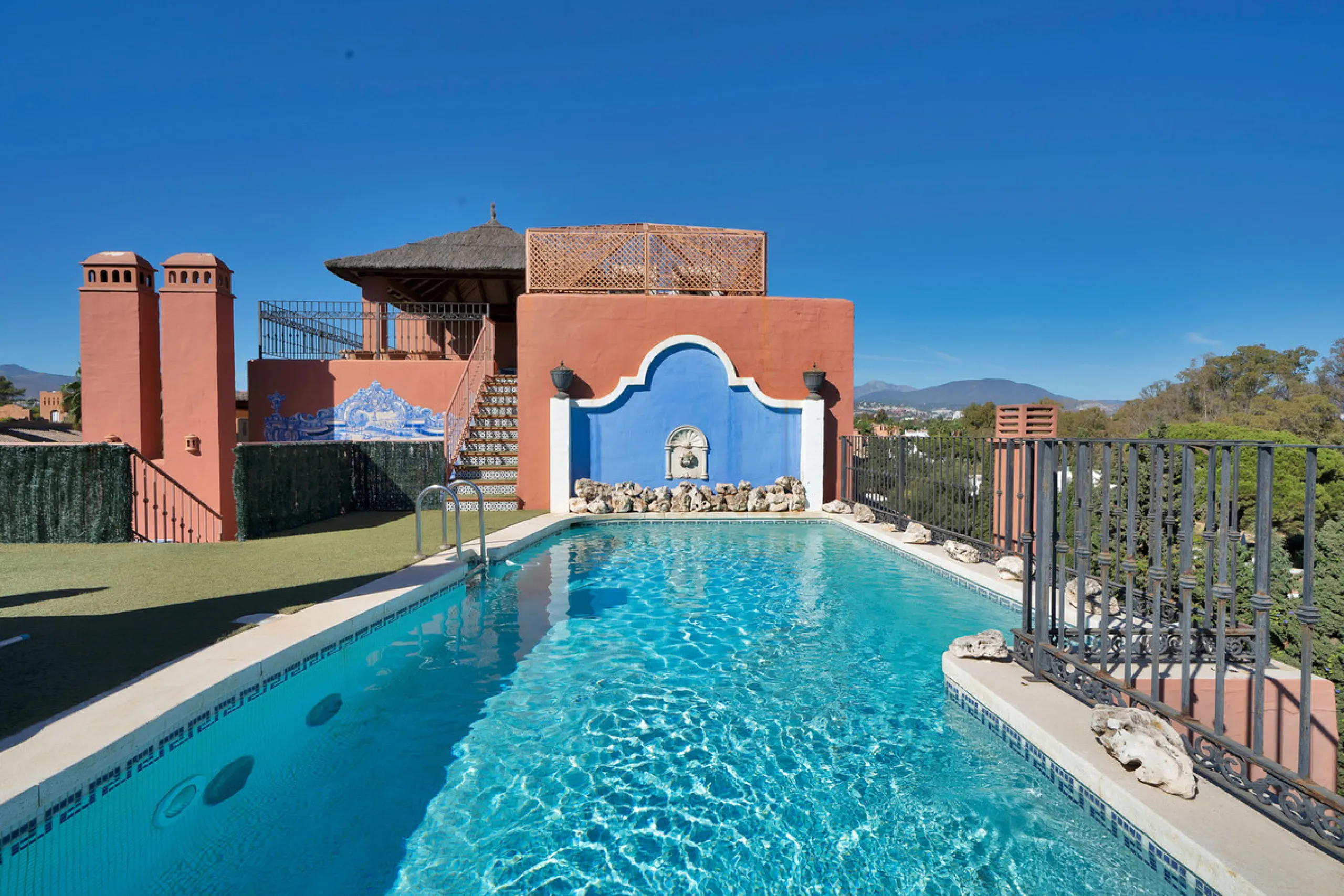 Situated beside the prestigious Guadalmina Baja, this impressive triplex penthouse is a true jewel of the Costa del Sol — perfectly blending the sophistication of Andalusian architecture, Moorish influences, and a touch of contemporary romanticism.