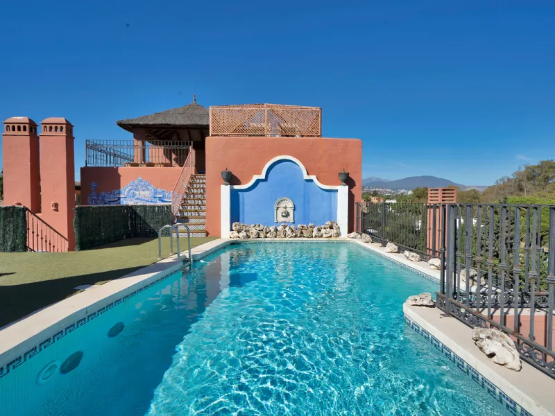 Situated beside the prestigious Guadalmina Baja, this impressive triplex penthouse is a true jewel of the Costa del Sol — perfectly blending the sophistication of Andalusian architecture, Moorish influences, and a touch of contemporary romanticism.
