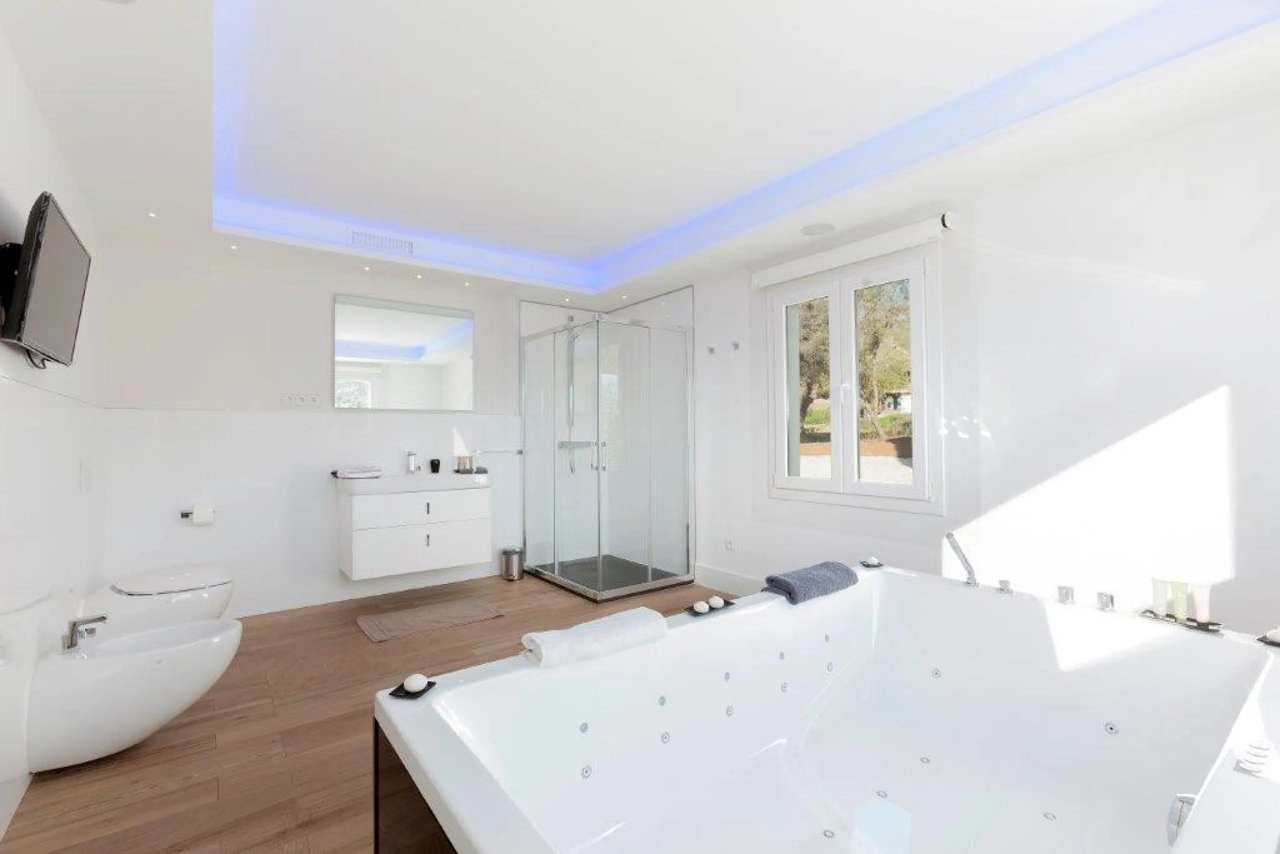 House - Detached Villa в продаже в Marbella, Málaga. В доме 6 спален и 4 ванных комнат. Площадь дома 600 м². Площадь участка 1990 м²