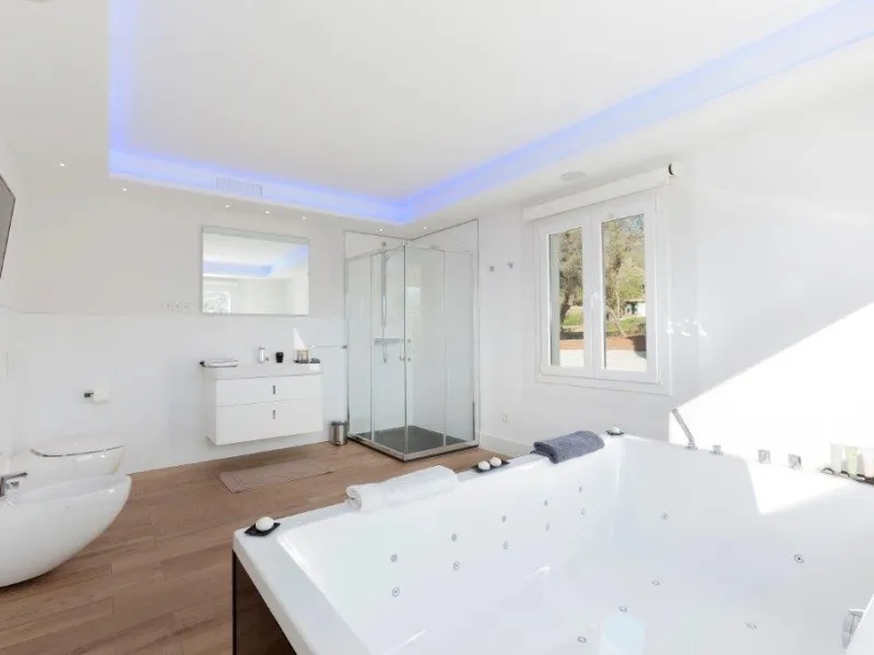 House - Detached Villa в продаже в Marbella, Málaga. В доме 6 спален и 4 ванных комнат. Площадь дома 600 м². Площадь участка 1990 м²