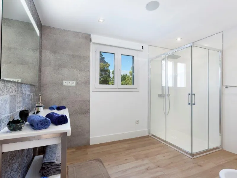 House - Detached Villa в продаже в Marbella, Málaga. В доме 6 спален и 4 ванных комнат. Площадь дома 600 м². Площадь участка 1990 м²