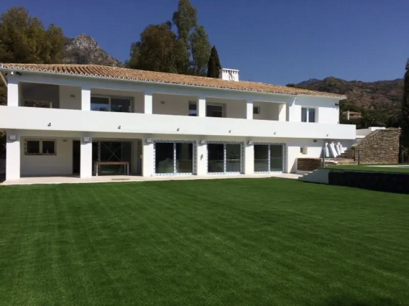 House - Detached Villa в продаже в Marbella, Málaga. В доме 6 спален и 4 ванных комнат. Площадь дома 600 м². Площадь участка 1990 м²