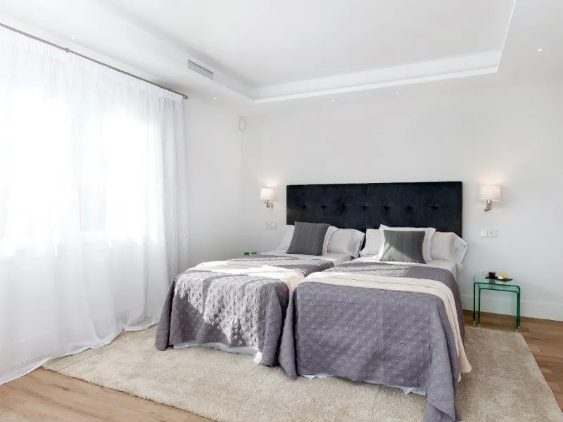House - Detached Villa в продаже в Marbella, Málaga. В доме 6 спален и 4 ванных комнат. Площадь дома 600 м². Площадь участка 1990 м²