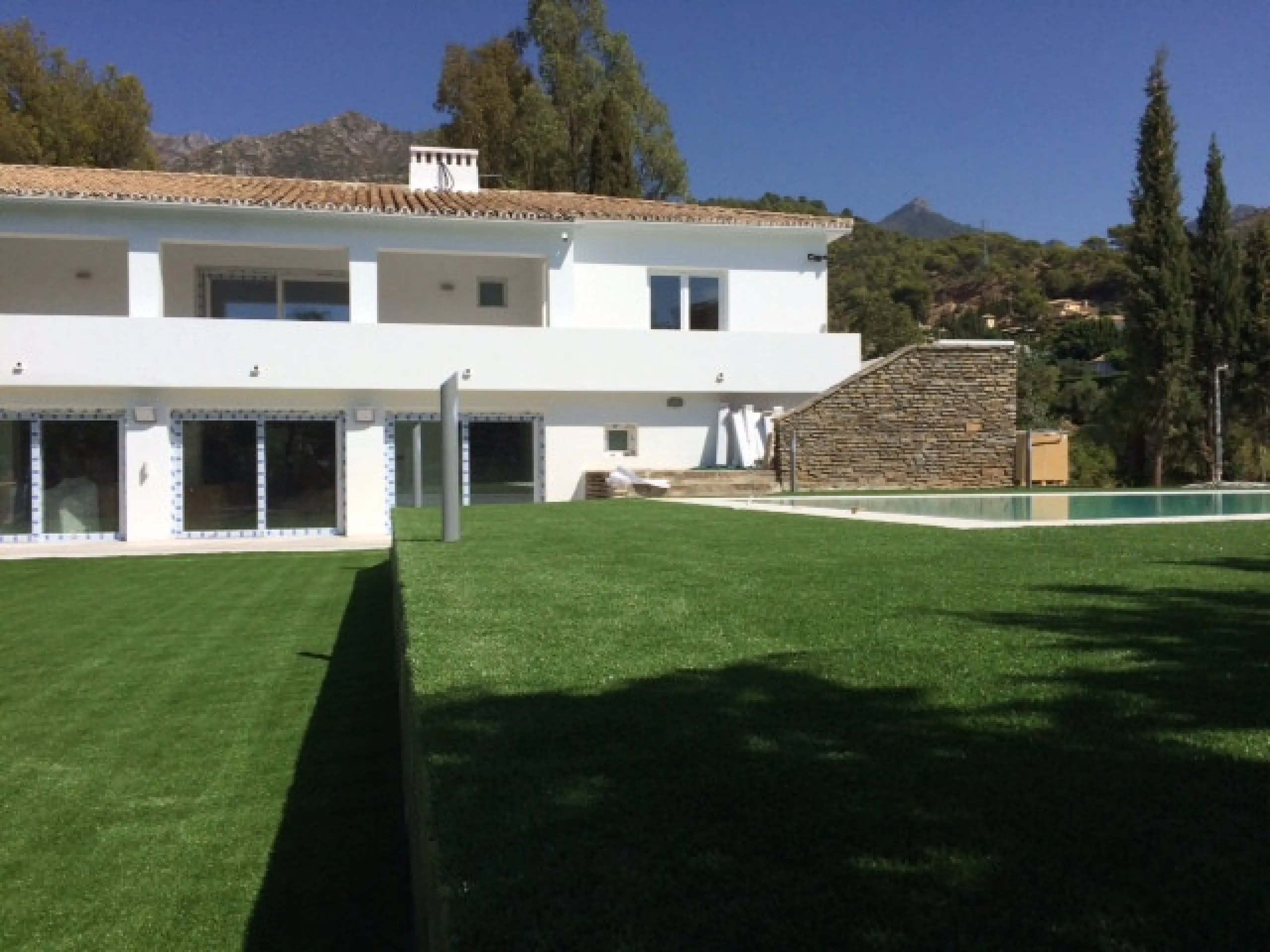 House - Detached Villa в продаже в Marbella, Málaga. В доме 6 спален и 4 ванных комнат. Площадь дома 600 м². Площадь участка 1990 м²