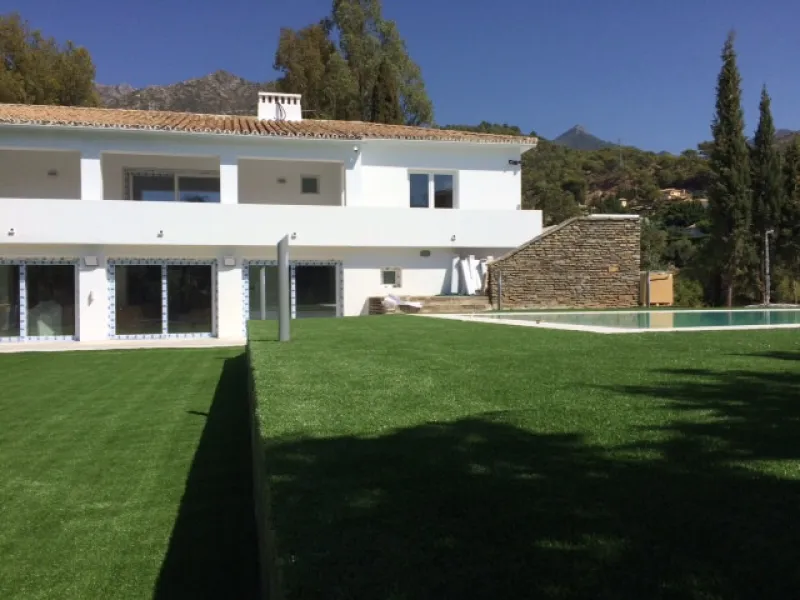 House - Detached Villa в продаже в Marbella, Málaga. В доме 6 спален и 4 ванных комнат. Площадь дома 600 м². Площадь участка 1990 м²