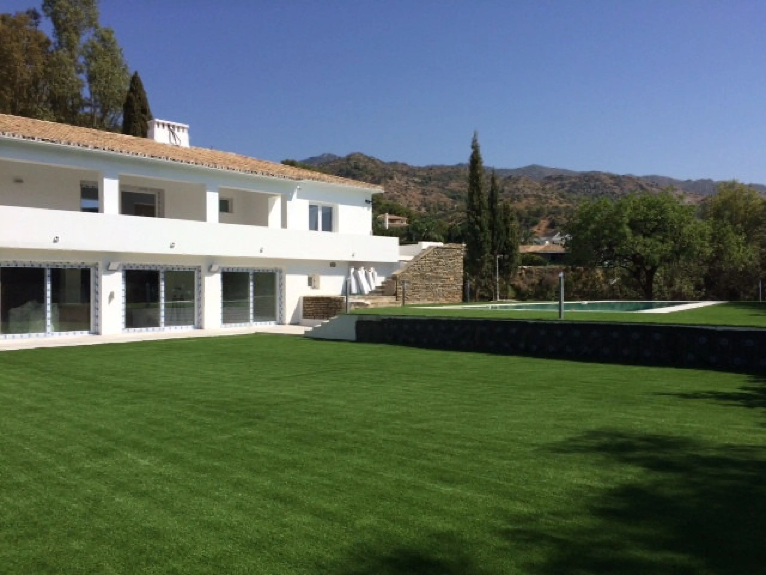 House - Detached Villa в продаже в Marbella, Málaga. В доме 6 спален и 4 ванных комнат. Площадь дома 600 м². Площадь участка 1990 м²