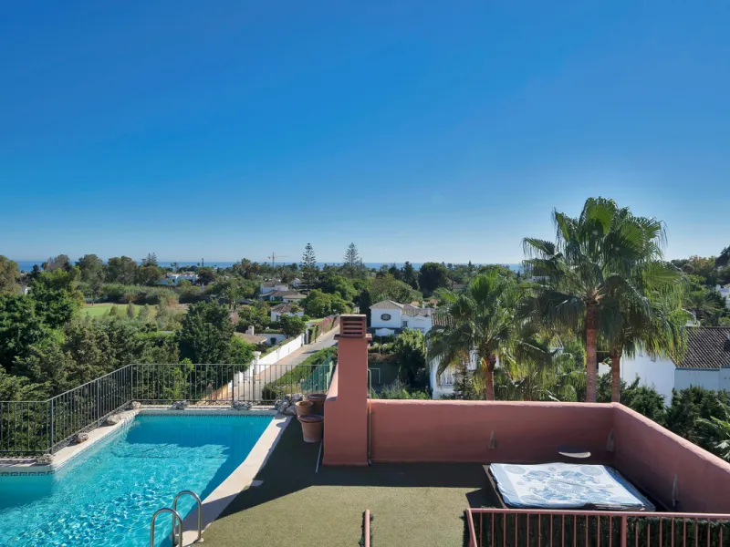 Situated beside the prestigious Guadalmina Baja, this impressive triplex penthouse is a true jewel of the Costa del Sol — perfectly blending the sophistication of Andalusian architecture, Moorish influences, and a touch of contemporary romanticism.