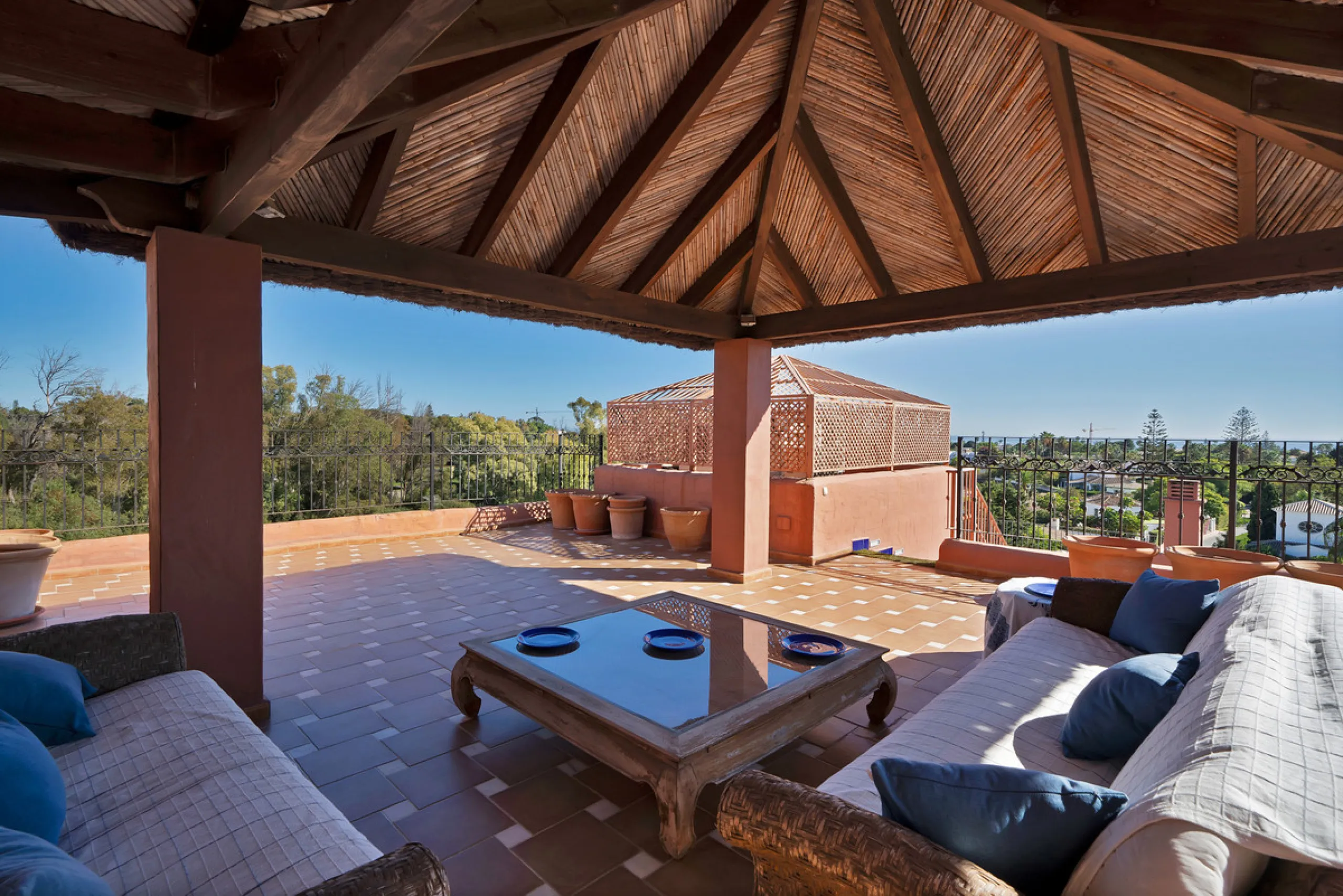 Situated beside the prestigious Guadalmina Baja, this impressive triplex penthouse is a true jewel of the Costa del Sol — perfectly blending the sophistication of Andalusian architecture, Moorish influences, and a touch of contemporary romanticism.