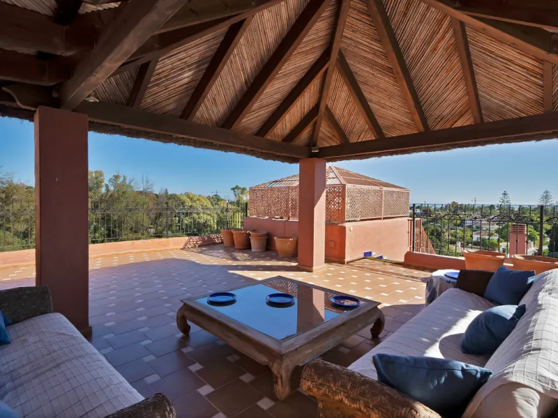 Situated beside the prestigious Guadalmina Baja, this impressive triplex penthouse is a true jewel of the Costa del Sol — perfectly blending the sophistication of Andalusian architecture, Moorish influences, and a touch of contemporary romanticism.