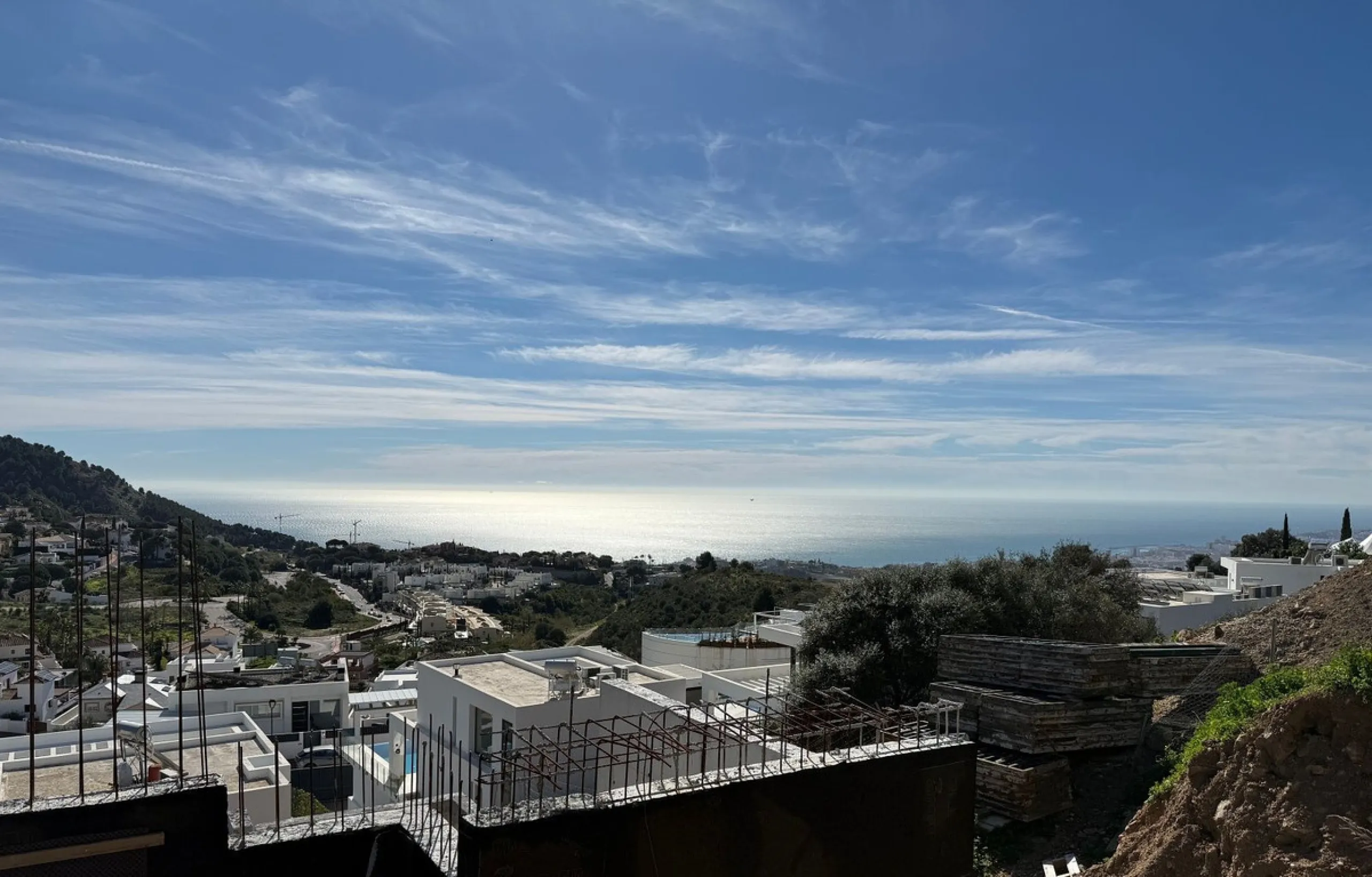 This contemporary villa offers stunning open sea views and a great location in Buenavista, just a short drive to Benalmadena, Fuengirola and the beaches. The design of the villa connects the living spaces with the terraces, creating wonderful indoor-outdo