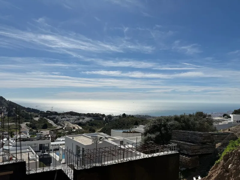 This contemporary villa offers stunning open sea views and a great location in Buenavista, just a short drive to Benalmadena, Fuengirola and the beaches. The design of the villa connects the living spaces with the terraces, creating wonderful indoor-outdo