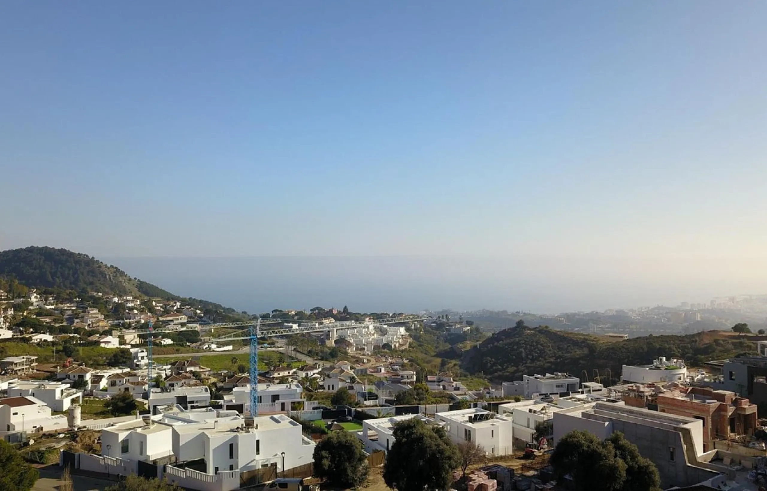 This contemporary villa offers stunning open sea views and a great location in Buenavista, just a short drive to Benalmadena, Fuengirola and the beaches. The design of the villa connects the living spaces with the terraces, creating wonderful indoor-outdo