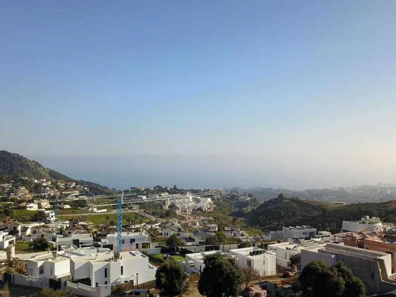 This contemporary villa offers stunning open sea views and a great location in Buenavista, just a short drive to Benalmadena, Fuengirola and the beaches. The design of the villa connects the living spaces with the terraces, creating wonderful indoor-outdo