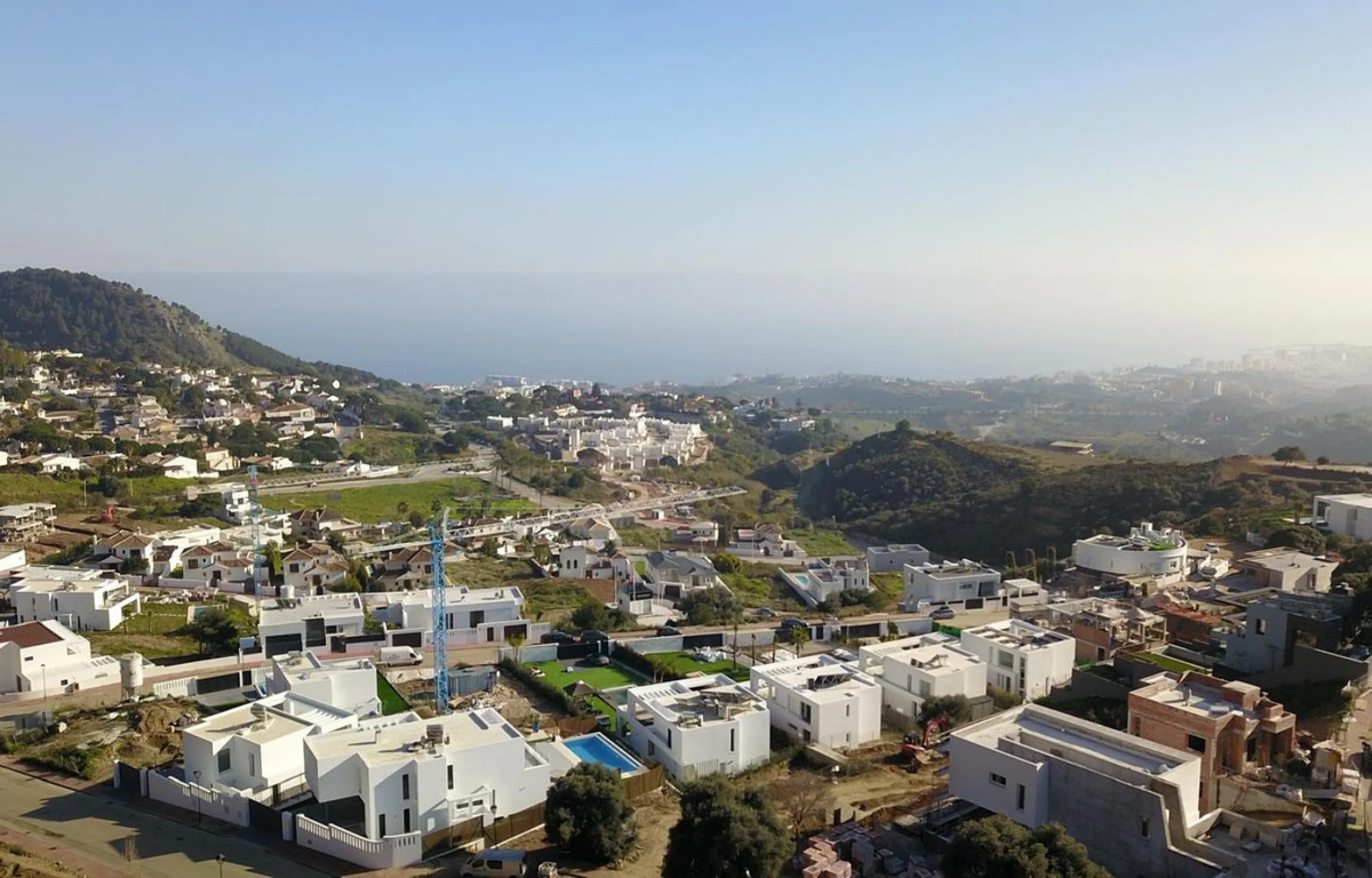 This contemporary villa offers stunning open sea views and a great location in Buenavista, just a short drive to Benalmadena, Fuengirola and the beaches. The design of the villa connects the living spaces with the terraces, creating wonderful indoor-outdo
