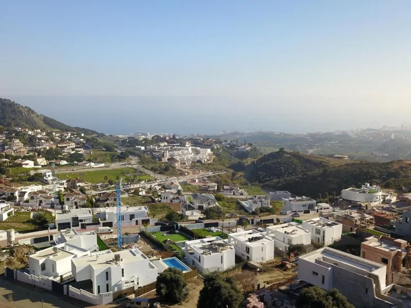 This contemporary villa offers stunning open sea views and a great location in Buenavista, just a short drive to Benalmadena, Fuengirola and the beaches. The design of the villa connects the living spaces with the terraces, creating wonderful indoor-outdo