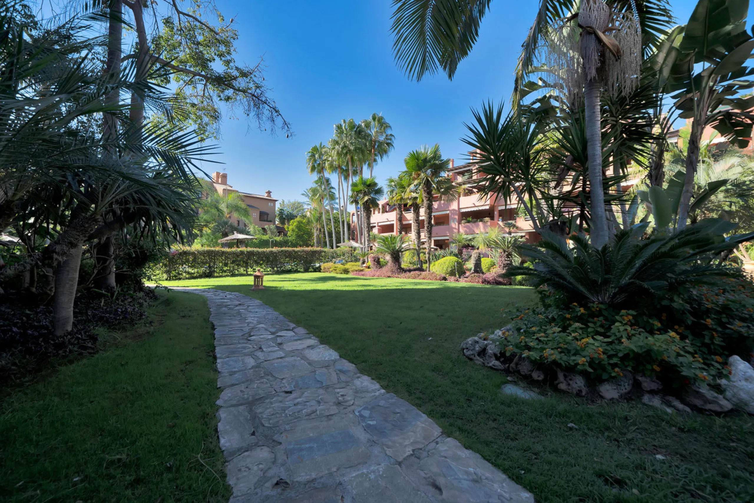 Situated beside the prestigious Guadalmina Baja, this impressive triplex penthouse is a true jewel of the Costa del Sol — perfectly blending the sophistication of Andalusian architecture, Moorish influences, and a touch of contemporary romanticism.
