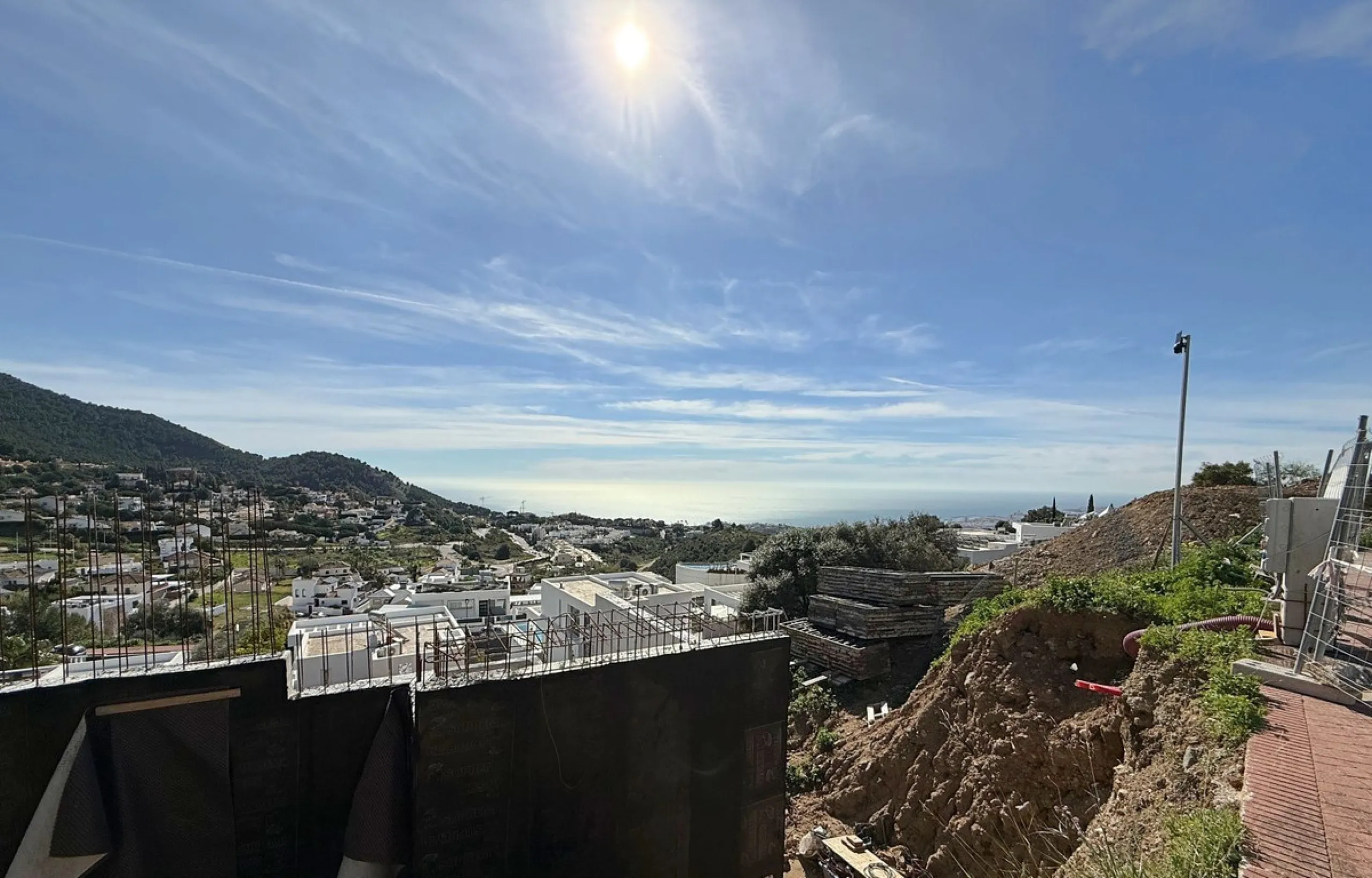 This contemporary villa offers stunning open sea views and a great location in Buenavista, just a short drive to Benalmadena, Fuengirola and the beaches. The design of the villa connects the living spaces with the terraces, creating wonderful indoor-outdo