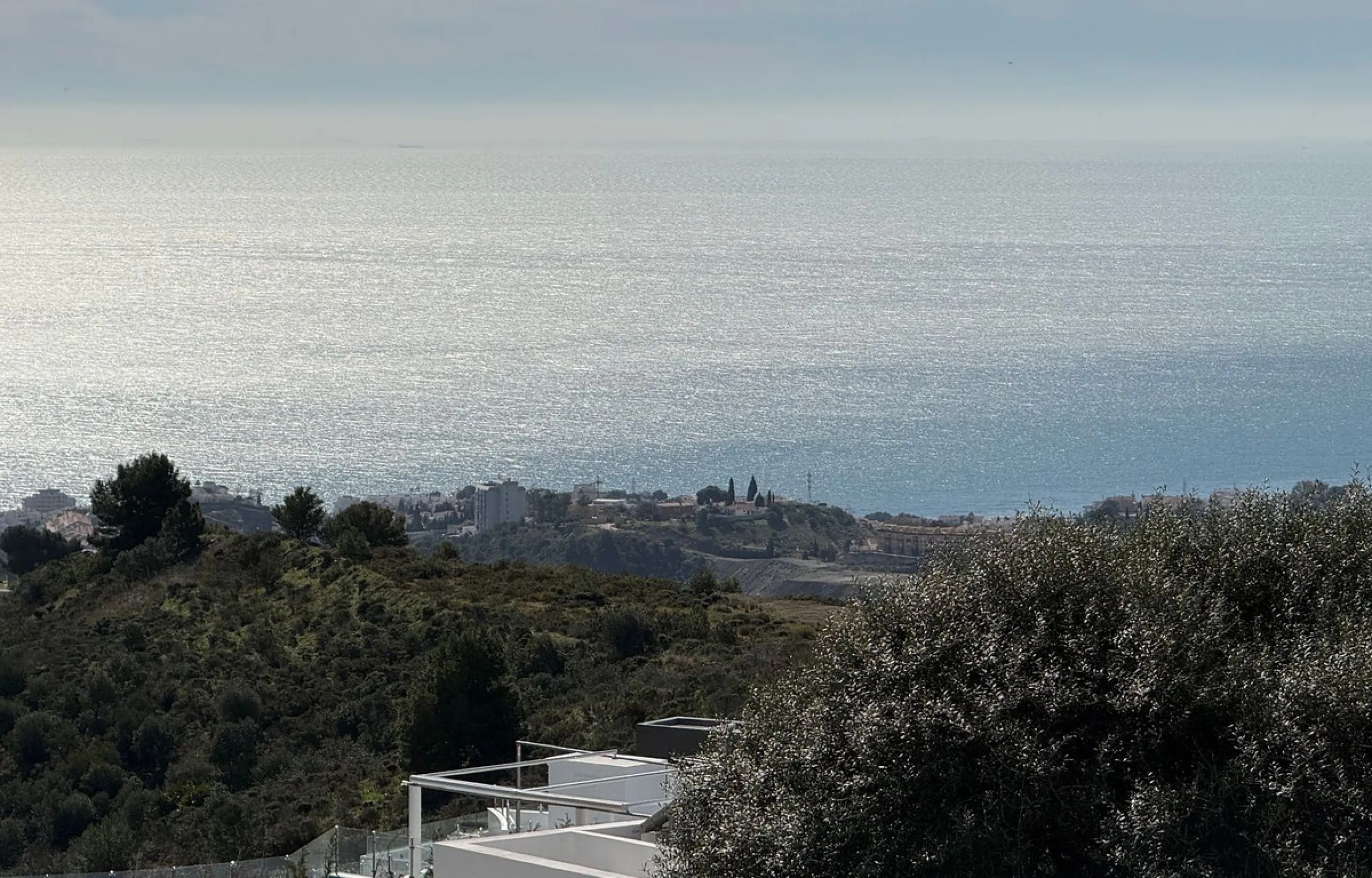 This contemporary villa offers stunning open sea views and a great location in Buenavista, just a short drive to Benalmadena, Fuengirola and the beaches. The design of the villa connects the living spaces with the terraces, creating wonderful indoor-outdo