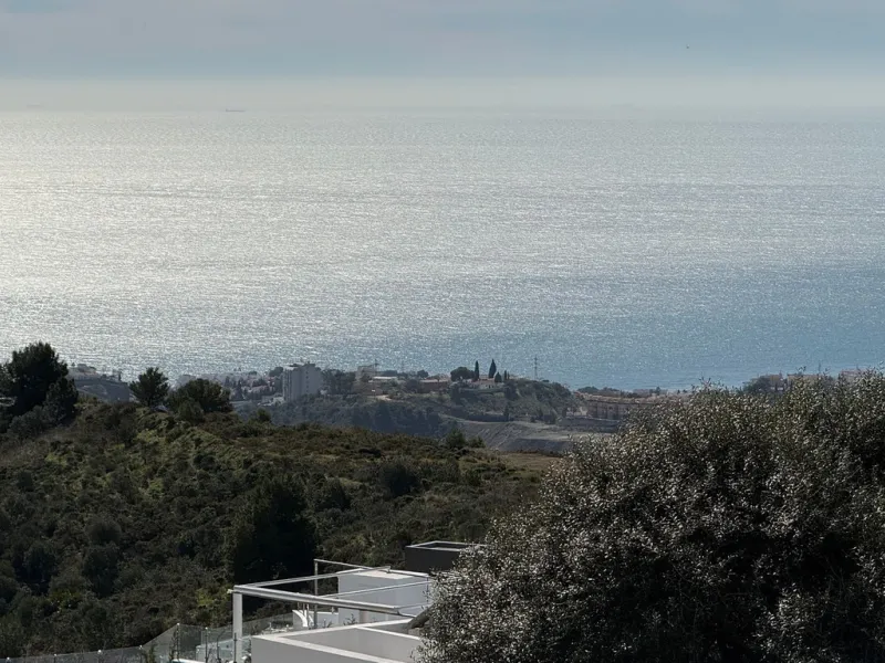 This contemporary villa offers stunning open sea views and a great location in Buenavista, just a short drive to Benalmadena, Fuengirola and the beaches. The design of the villa connects the living spaces with the terraces, creating wonderful indoor-outdo