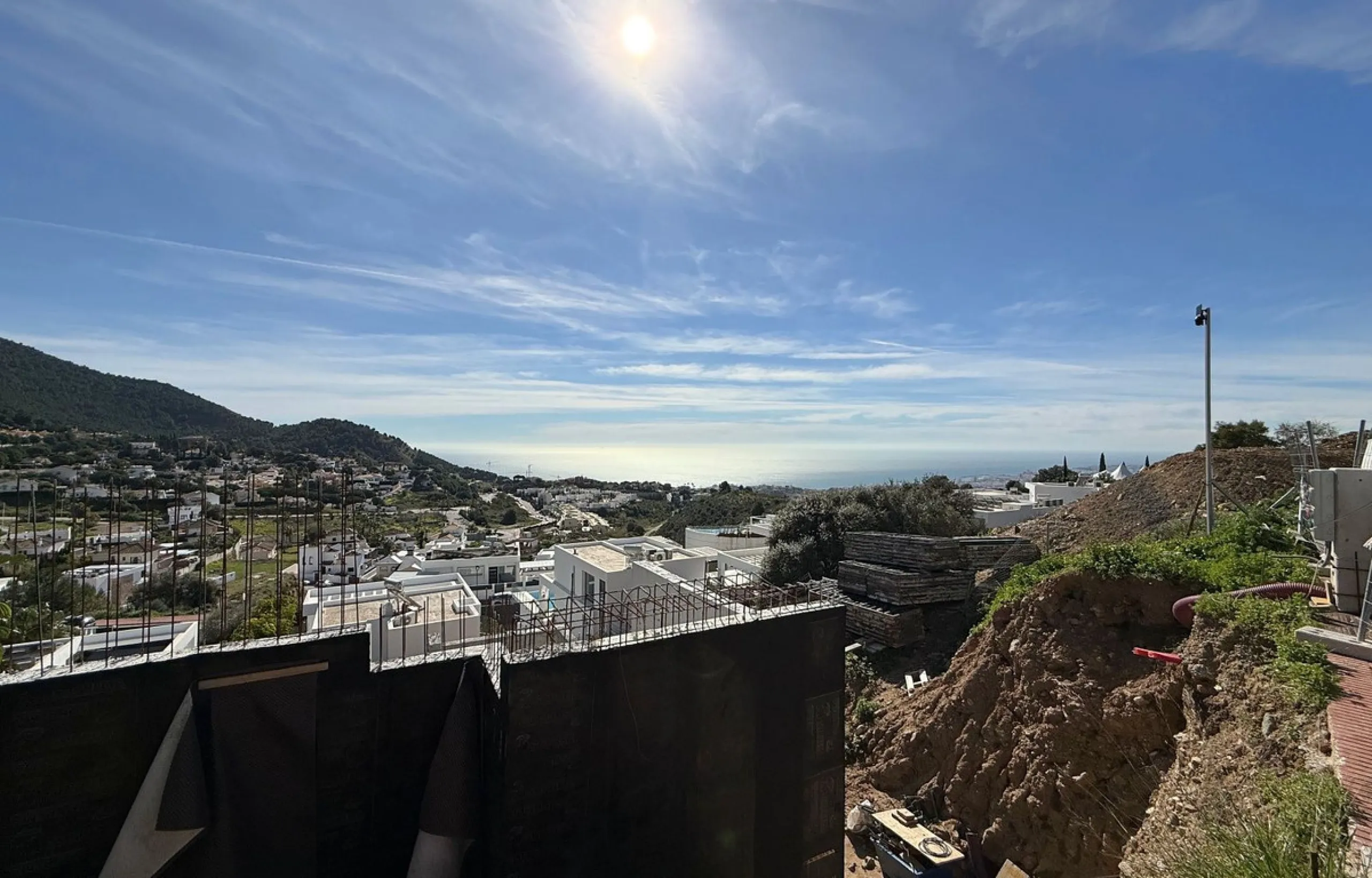 This contemporary villa offers stunning open sea views and a great location in Buenavista, just a short drive to Benalmadena, Fuengirola and the beaches. The design of the villa connects the living spaces with the terraces, creating wonderful indoor-outdo