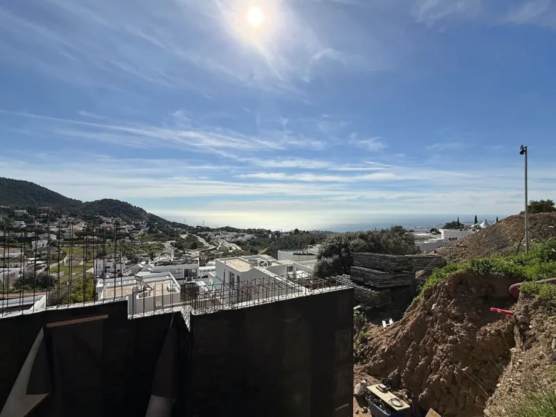 This contemporary villa offers stunning open sea views and a great location in Buenavista, just a short drive to Benalmadena, Fuengirola and the beaches. The design of the villa connects the living spaces with the terraces, creating wonderful indoor-outdo