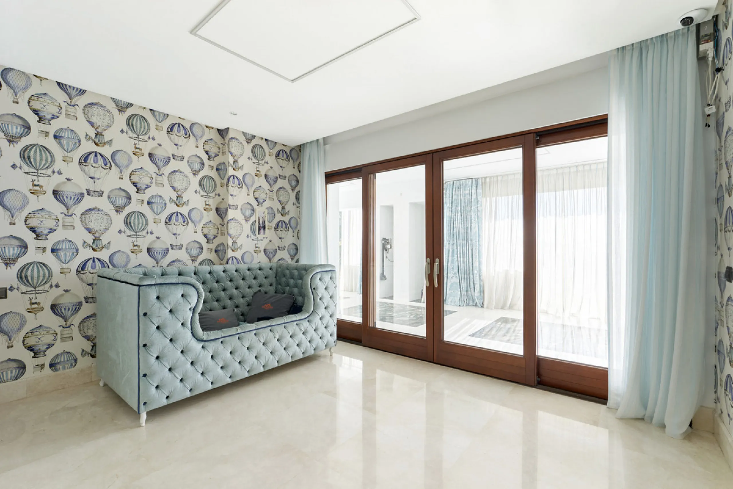Situated in the prestigious Doncella Beach area, Estepona, this exquisite ground floor apartment offers an unparalleled blend of luxury and convenience. Boasting a prime front-line beach location, the property provides direct access to the sea and is with
