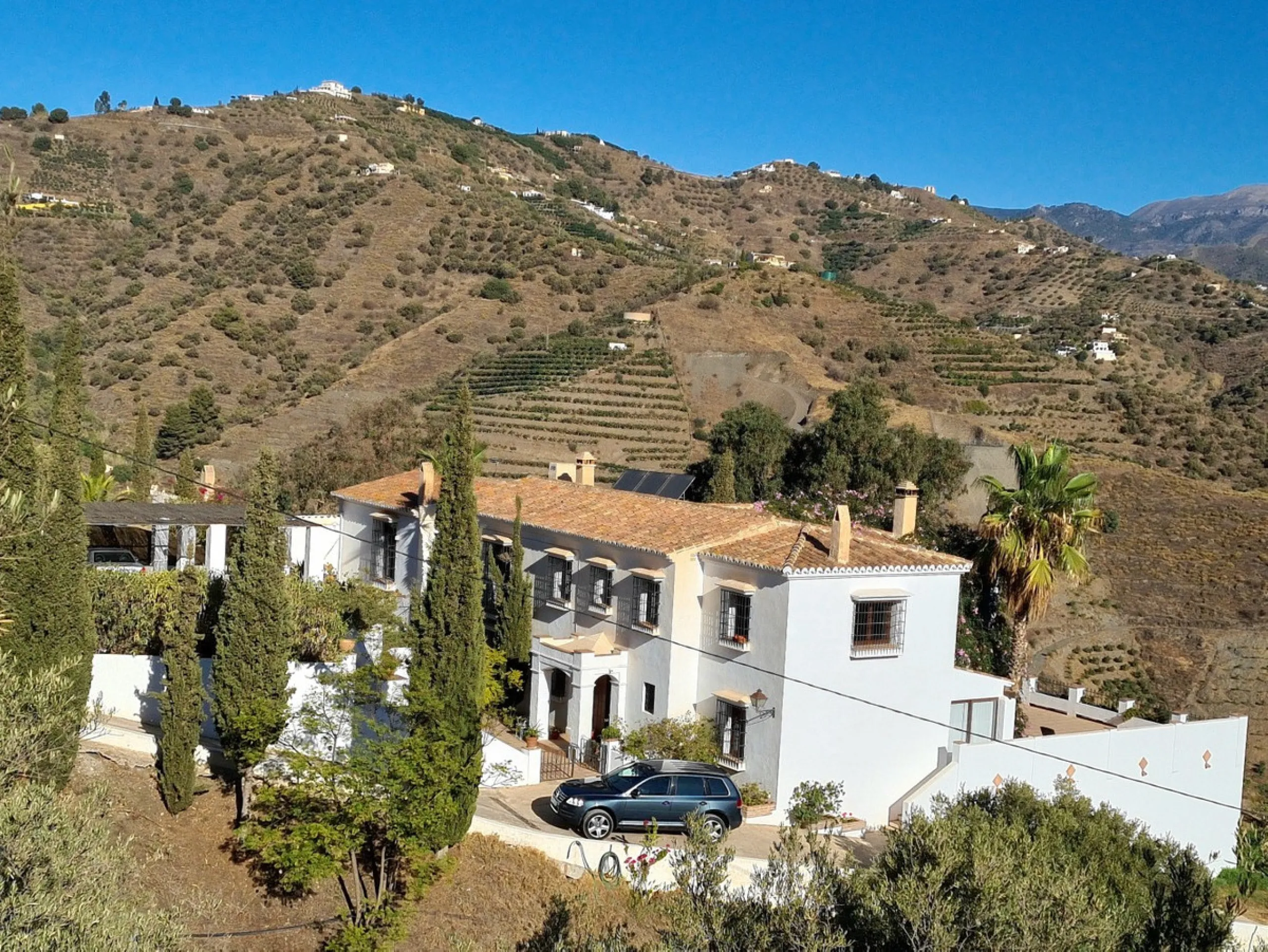 Are you looking for an oasis in harmony with nature? A place of peace and relaxation, where time runs a little slower? Yes?! Then we would like to show you this fantastic villa, in the mountains of Torrox. It offers an imposing, grand main house, a separa