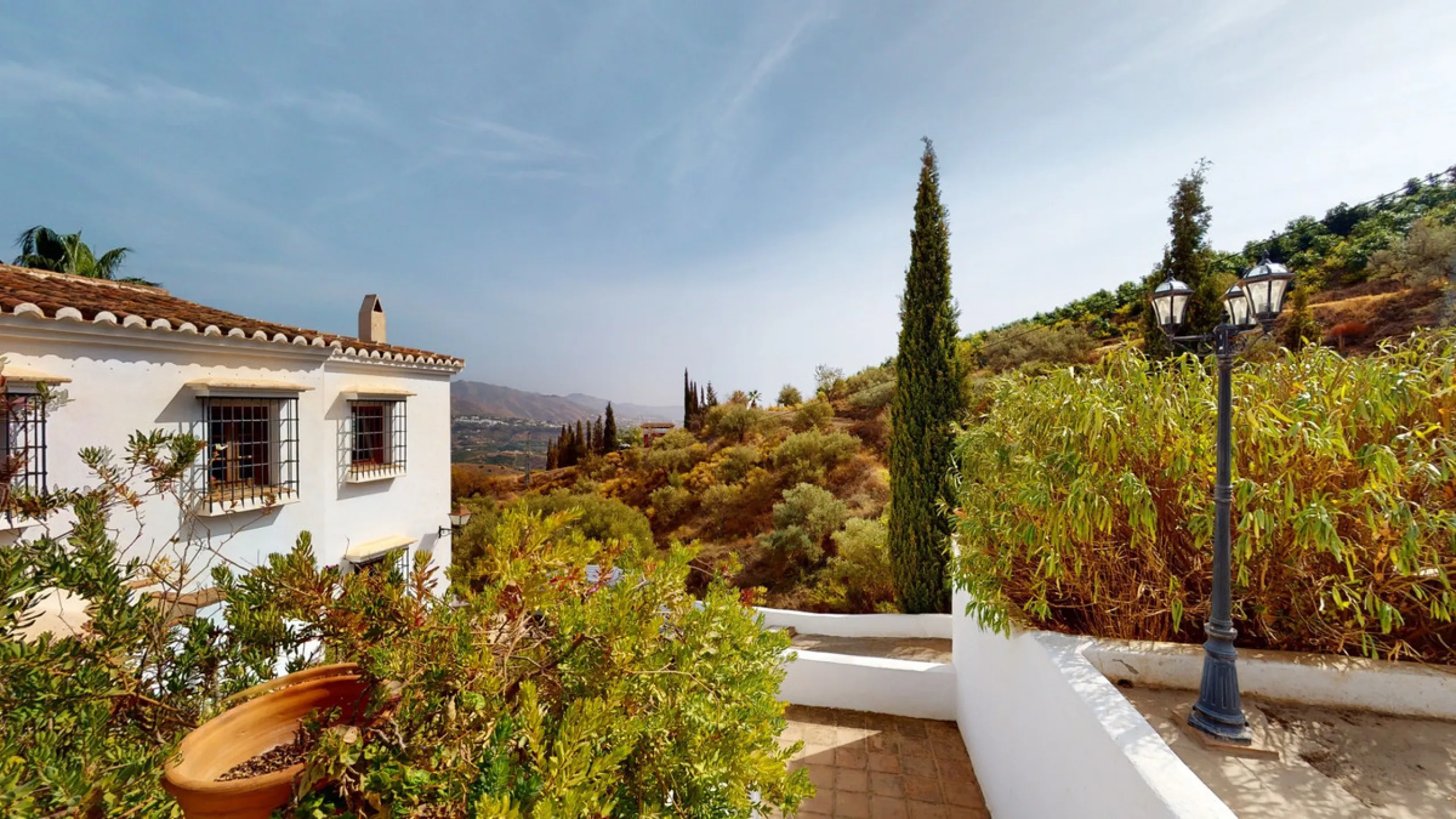 Are you looking for an oasis in harmony with nature? A place of peace and relaxation, where time runs a little slower? Yes?! Then we would like to show you this fantastic villa, in the mountains of Torrox. It offers an imposing, grand main house, a separa