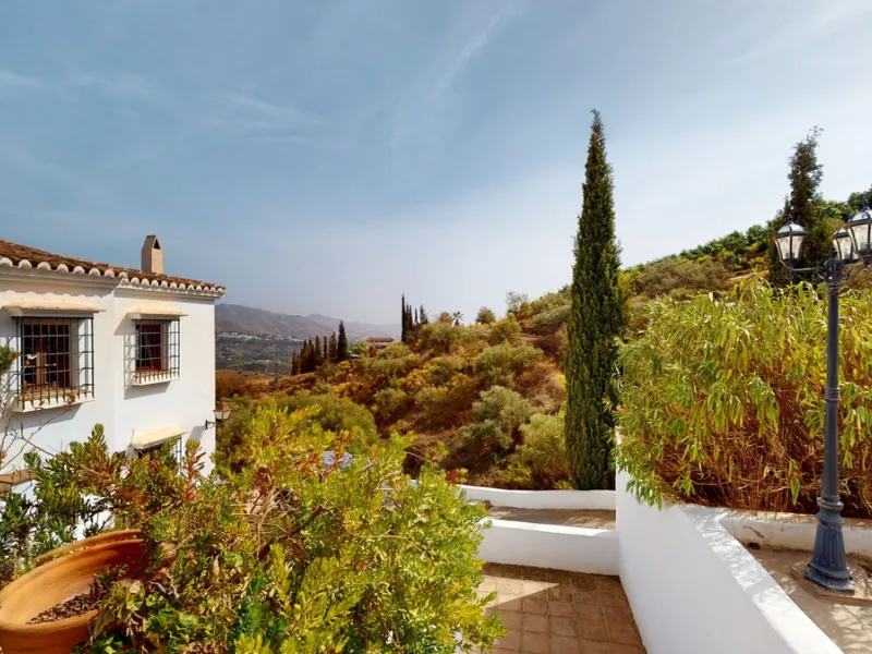 Are you looking for an oasis in harmony with nature? A place of peace and relaxation, where time runs a little slower? Yes?! Then we would like to show you this fantastic villa, in the mountains of Torrox. It offers an imposing, grand main house, a separa