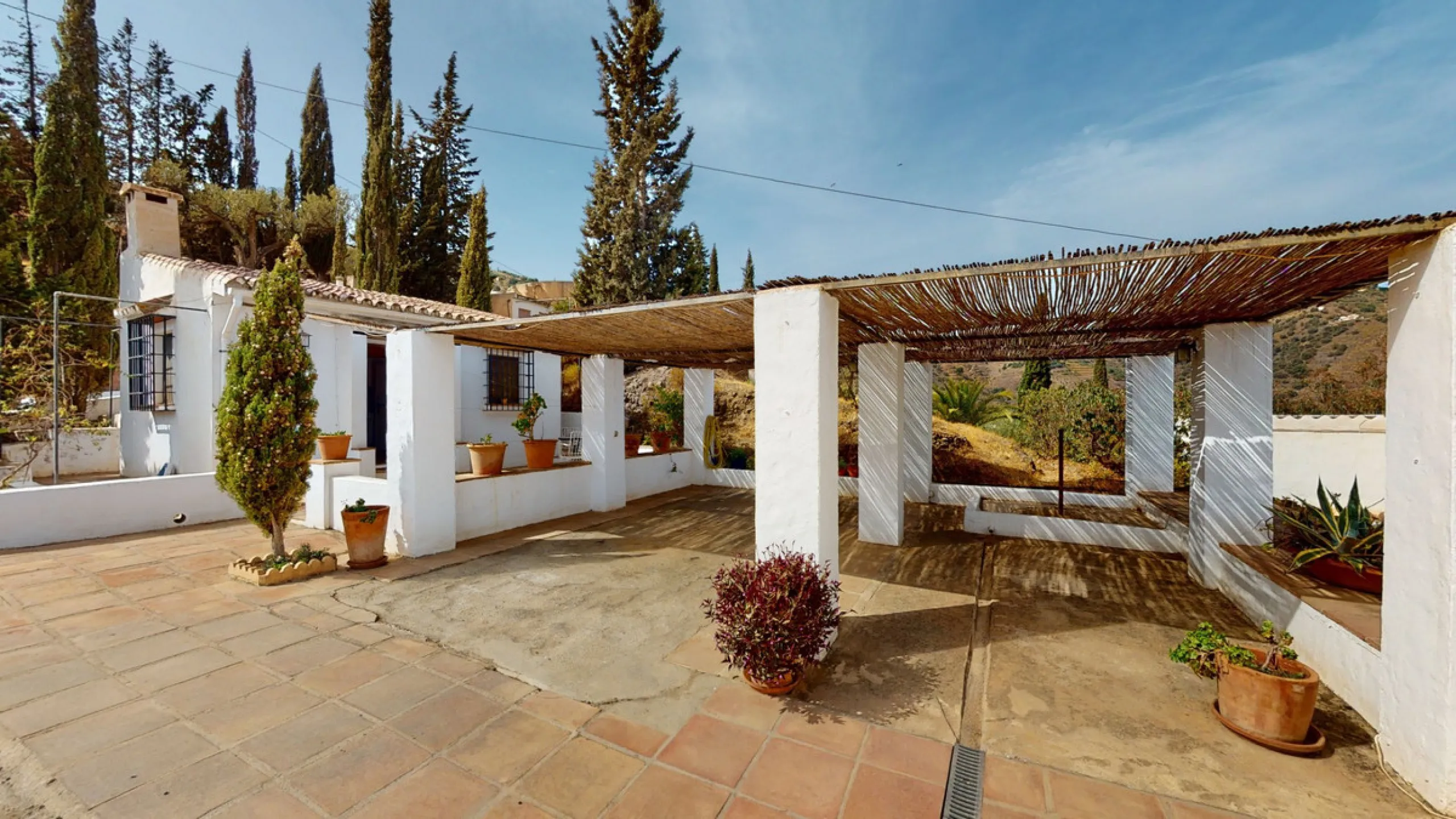 Are you looking for an oasis in harmony with nature? A place of peace and relaxation, where time runs a little slower? Yes?! Then we would like to show you this fantastic villa, in the mountains of Torrox. It offers an imposing, grand main house, a separa