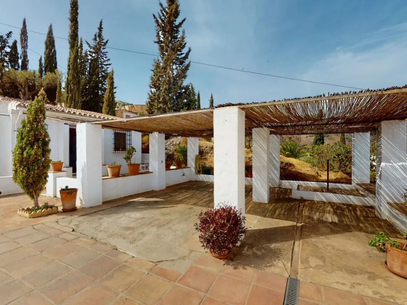 Are you looking for an oasis in harmony with nature? A place of peace and relaxation, where time runs a little slower? Yes?! Then we would like to show you this fantastic villa, in the mountains of Torrox. It offers an imposing, grand main house, a separa