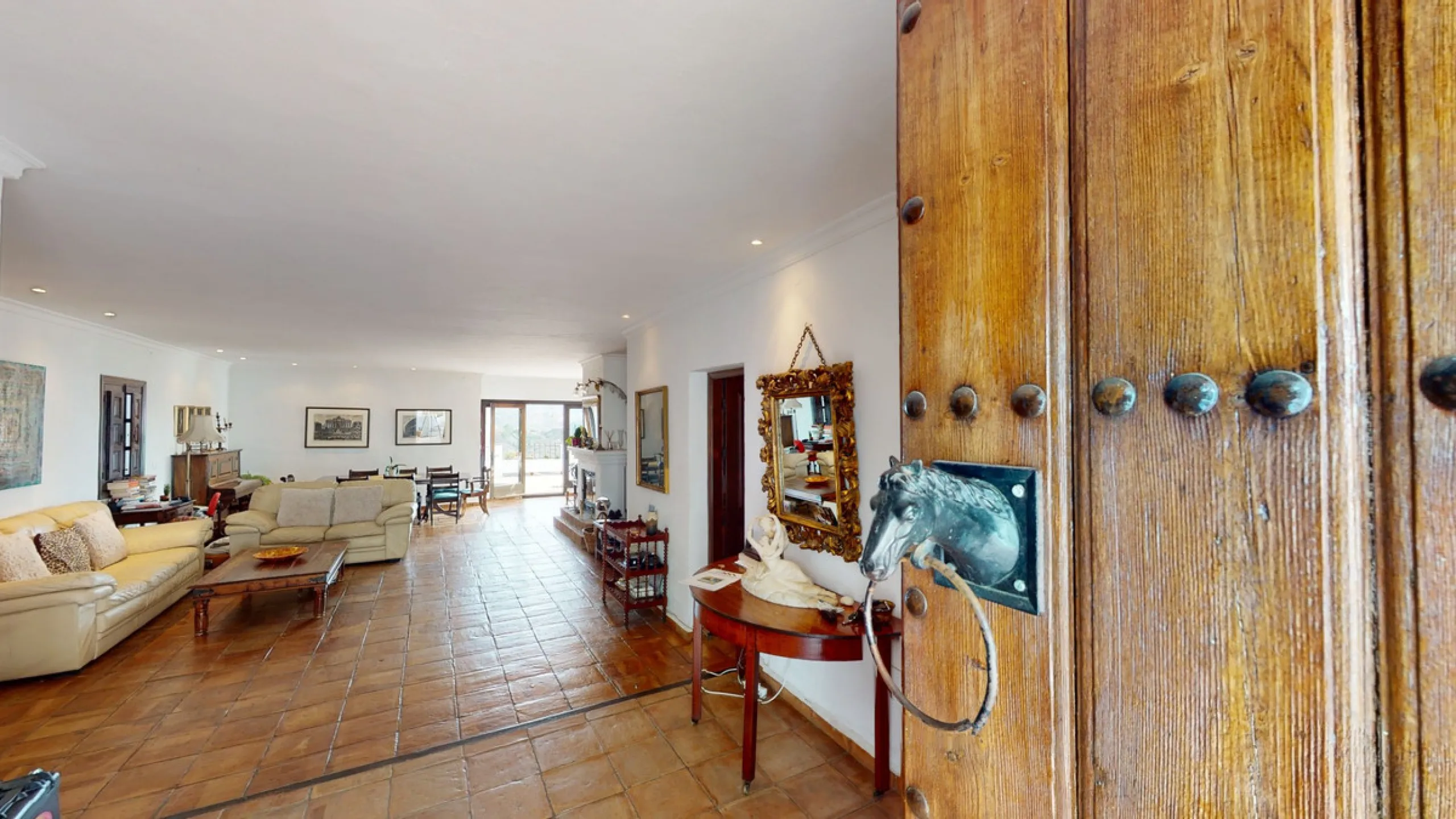 Are you looking for an oasis in harmony with nature? A place of peace and relaxation, where time runs a little slower? Yes?! Then we would like to show you this fantastic villa, in the mountains of Torrox. It offers an imposing, grand main house, a separa