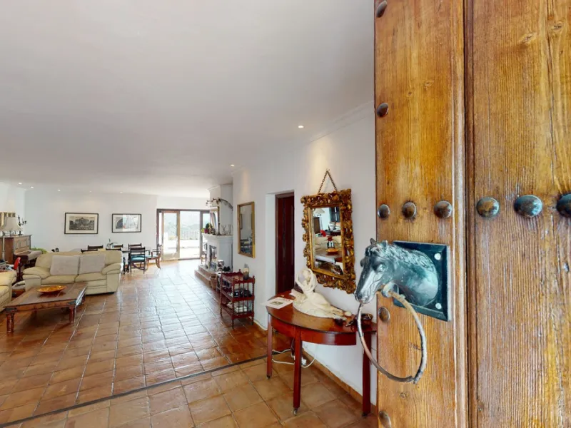 Are you looking for an oasis in harmony with nature? A place of peace and relaxation, where time runs a little slower? Yes?! Then we would like to show you this fantastic villa, in the mountains of Torrox. It offers an imposing, grand main house, a separa