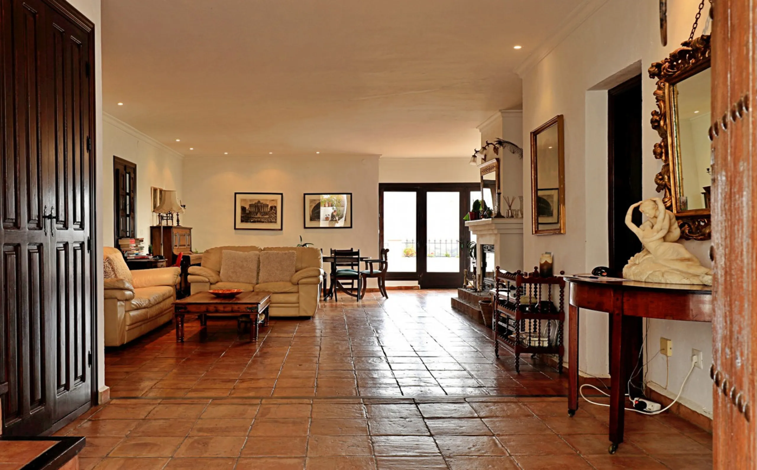 Are you looking for an oasis in harmony with nature? A place of peace and relaxation, where time runs a little slower? Yes?! Then we would like to show you this fantastic villa, in the mountains of Torrox. It offers an imposing, grand main house, a separa