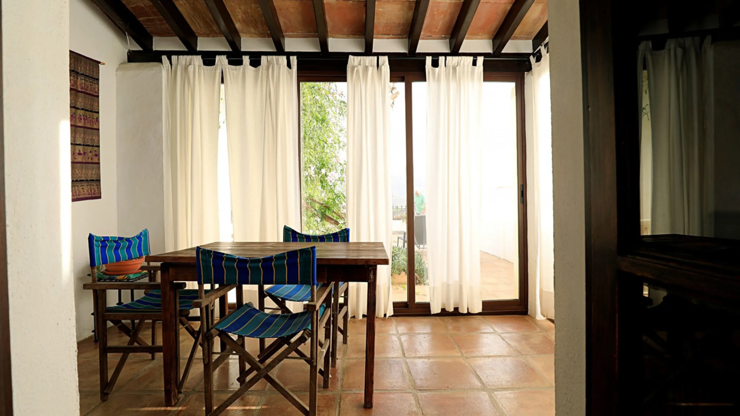 Are you looking for an oasis in harmony with nature? A place of peace and relaxation, where time runs a little slower? Yes?! Then we would like to show you this fantastic villa, in the mountains of Torrox. It offers an imposing, grand main house, a separa