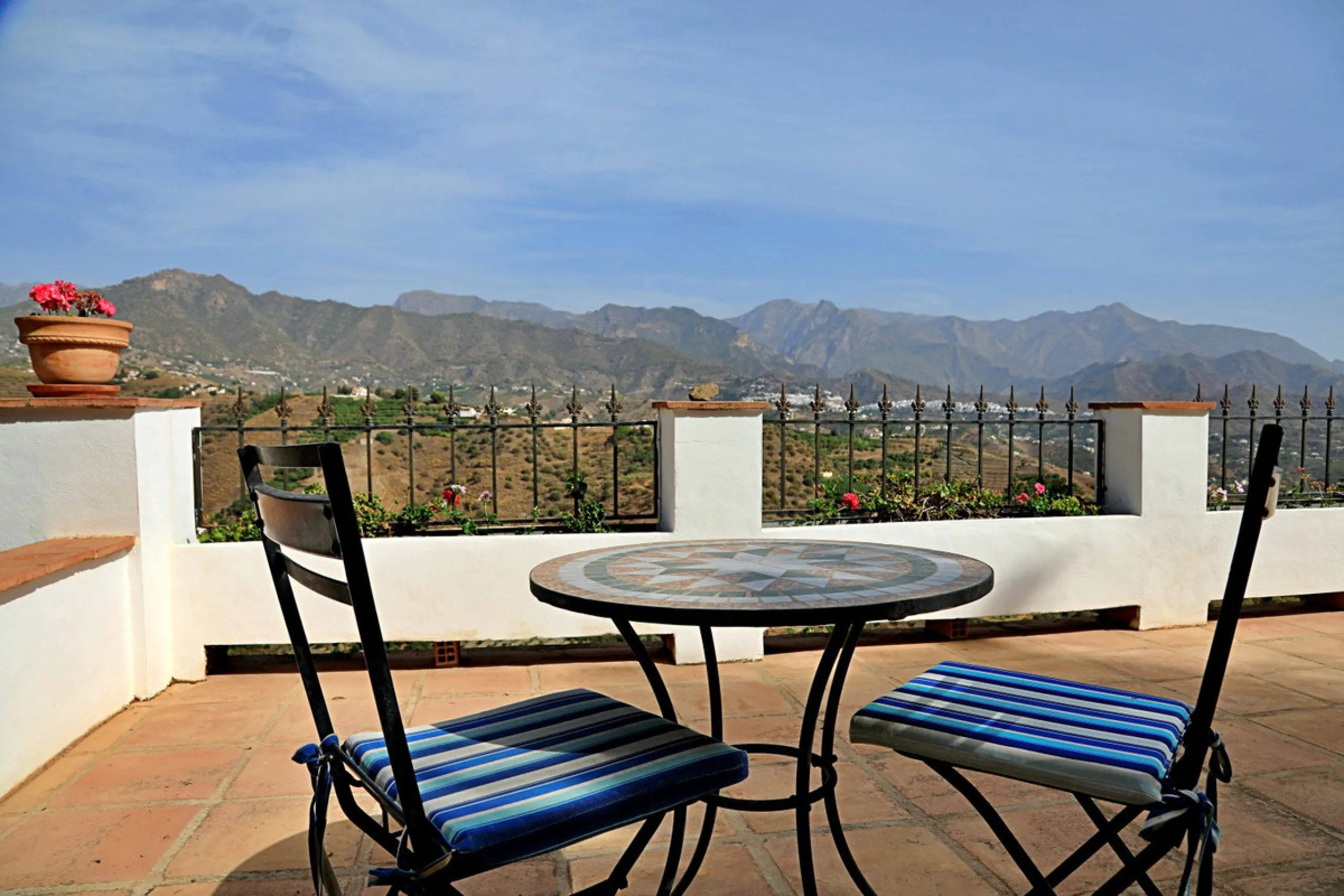 Are you looking for an oasis in harmony with nature? A place of peace and relaxation, where time runs a little slower? Yes?! Then we would like to show you this fantastic villa, in the mountains of Torrox. It offers an imposing, grand main house, a separa