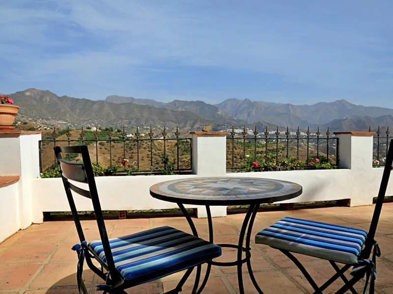 Are you looking for an oasis in harmony with nature? A place of peace and relaxation, where time runs a little slower? Yes?! Then we would like to show you this fantastic villa, in the mountains of Torrox. It offers an imposing, grand main house, a separa