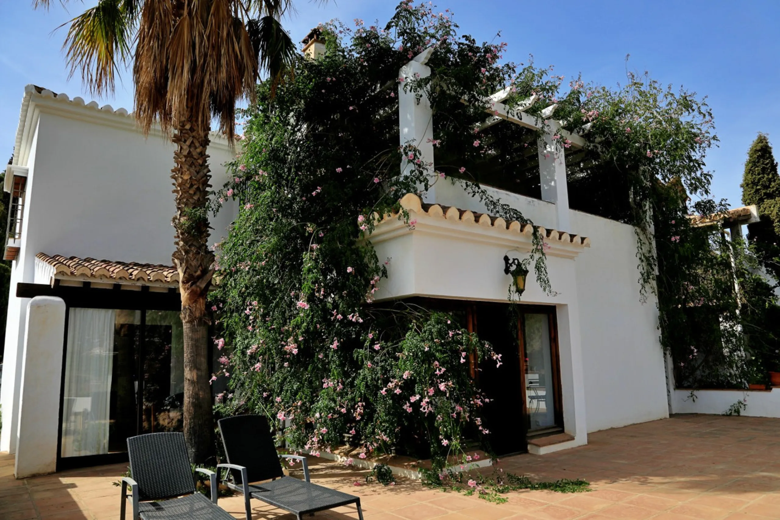 Are you looking for an oasis in harmony with nature? A place of peace and relaxation, where time runs a little slower? Yes?! Then we would like to show you this fantastic villa, in the mountains of Torrox. It offers an imposing, grand main house, a separa