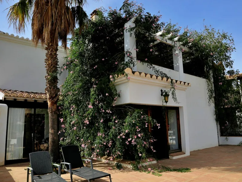 Are you looking for an oasis in harmony with nature? A place of peace and relaxation, where time runs a little slower? Yes?! Then we would like to show you this fantastic villa, in the mountains of Torrox. It offers an imposing, grand main house, a separa