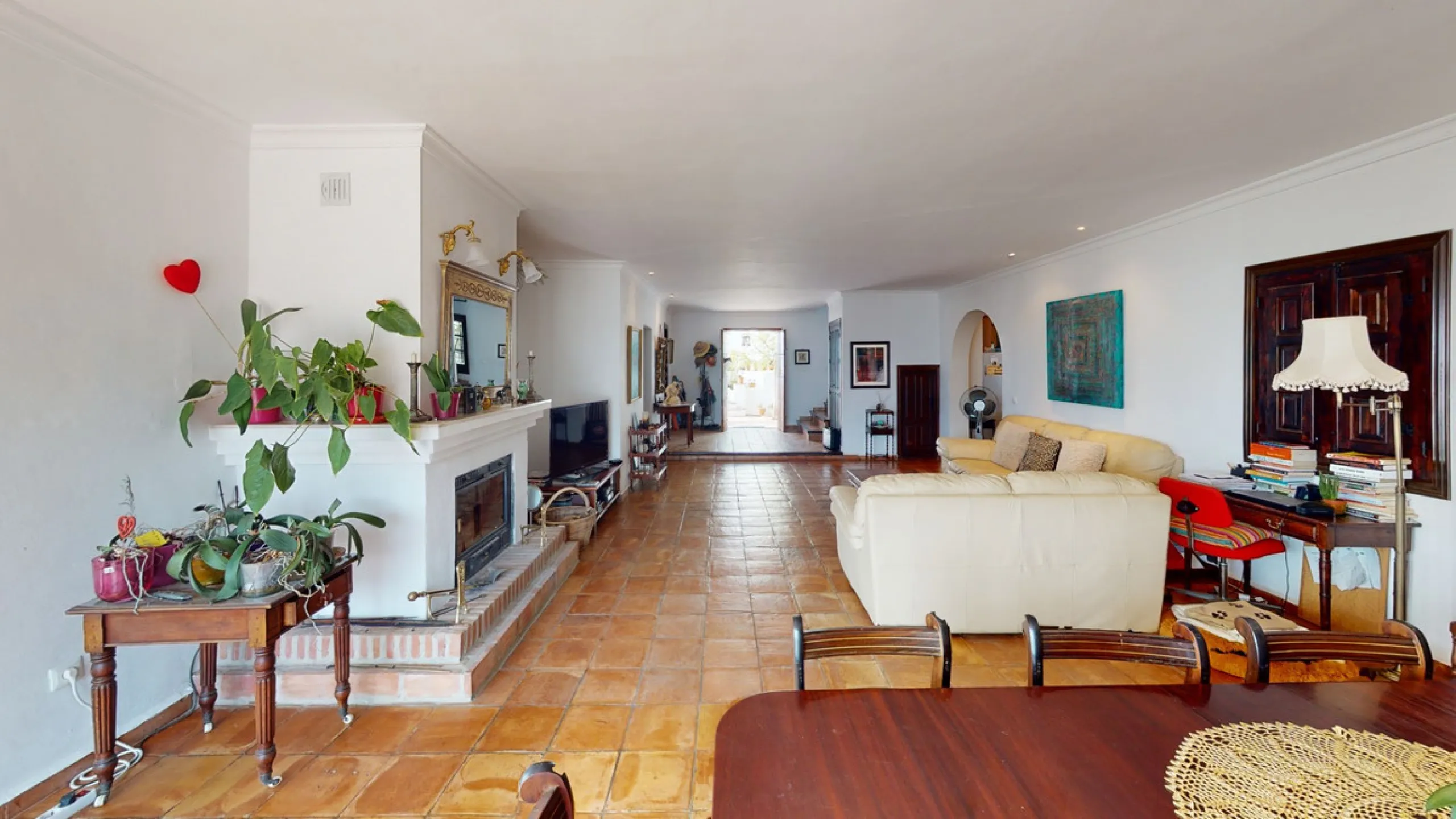 Are you looking for an oasis in harmony with nature? A place of peace and relaxation, where time runs a little slower? Yes?! Then we would like to show you this fantastic villa, in the mountains of Torrox. It offers an imposing, grand main house, a separa