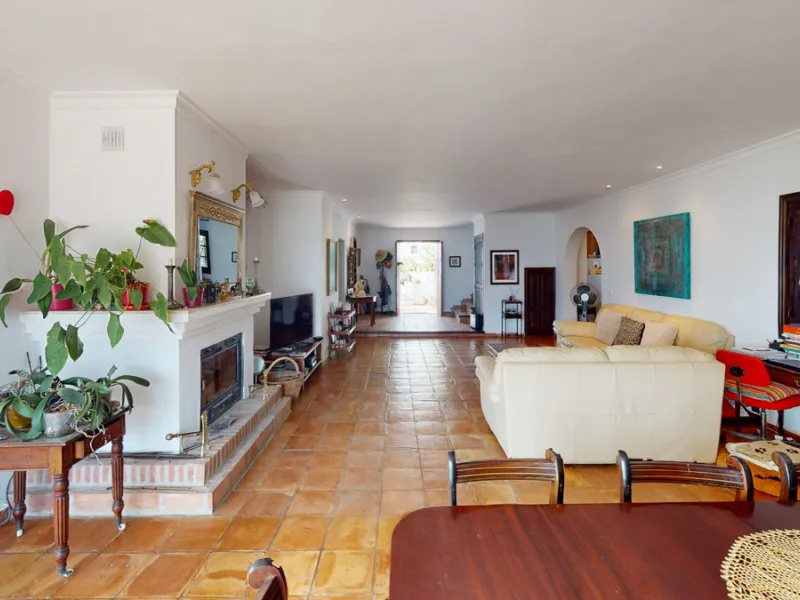 Are you looking for an oasis in harmony with nature? A place of peace and relaxation, where time runs a little slower? Yes?! Then we would like to show you this fantastic villa, in the mountains of Torrox. It offers an imposing, grand main house, a separa