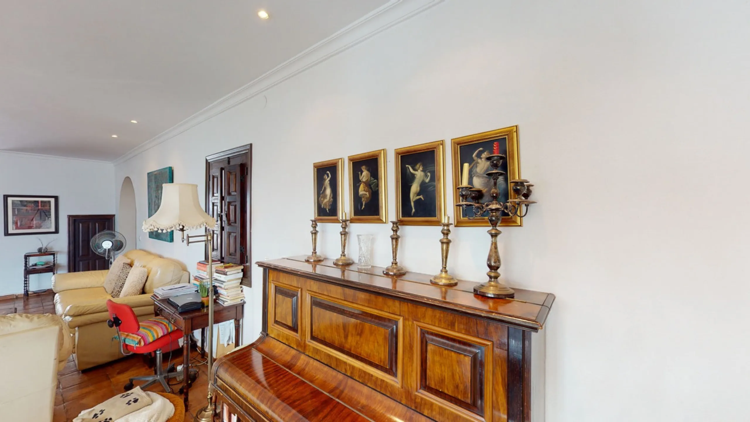 Are you looking for an oasis in harmony with nature? A place of peace and relaxation, where time runs a little slower? Yes?! Then we would like to show you this fantastic villa, in the mountains of Torrox. It offers an imposing, grand main house, a separa