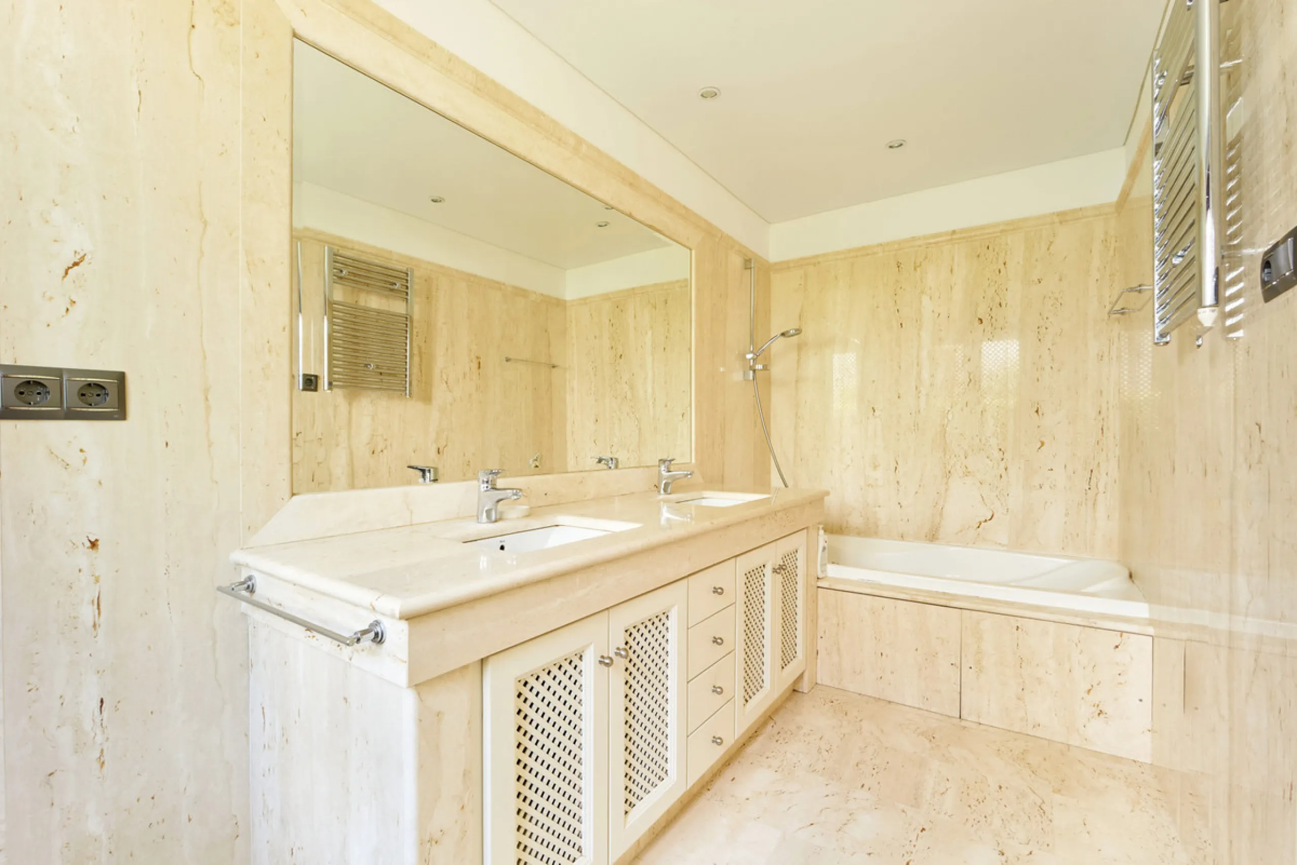 Situated in the prestigious Doncella Beach area, Estepona, this exquisite ground floor apartment offers an unparalleled blend of luxury and convenience. Boasting a prime front-line beach location, the property provides direct access to the sea and is with